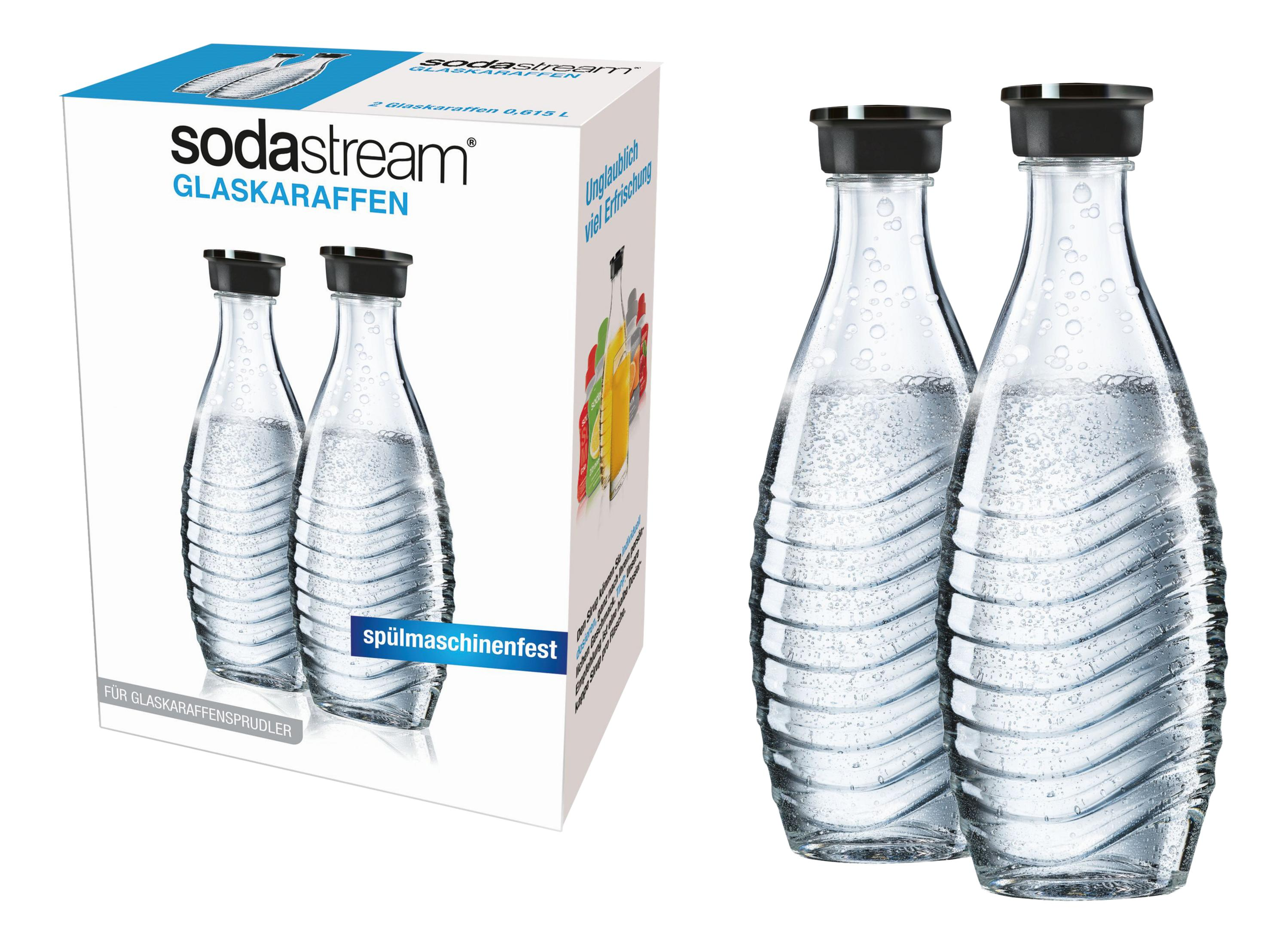 Dwie szklane butelki Sodastream z czarnymi nakrętkami, wypełnione wodą.
