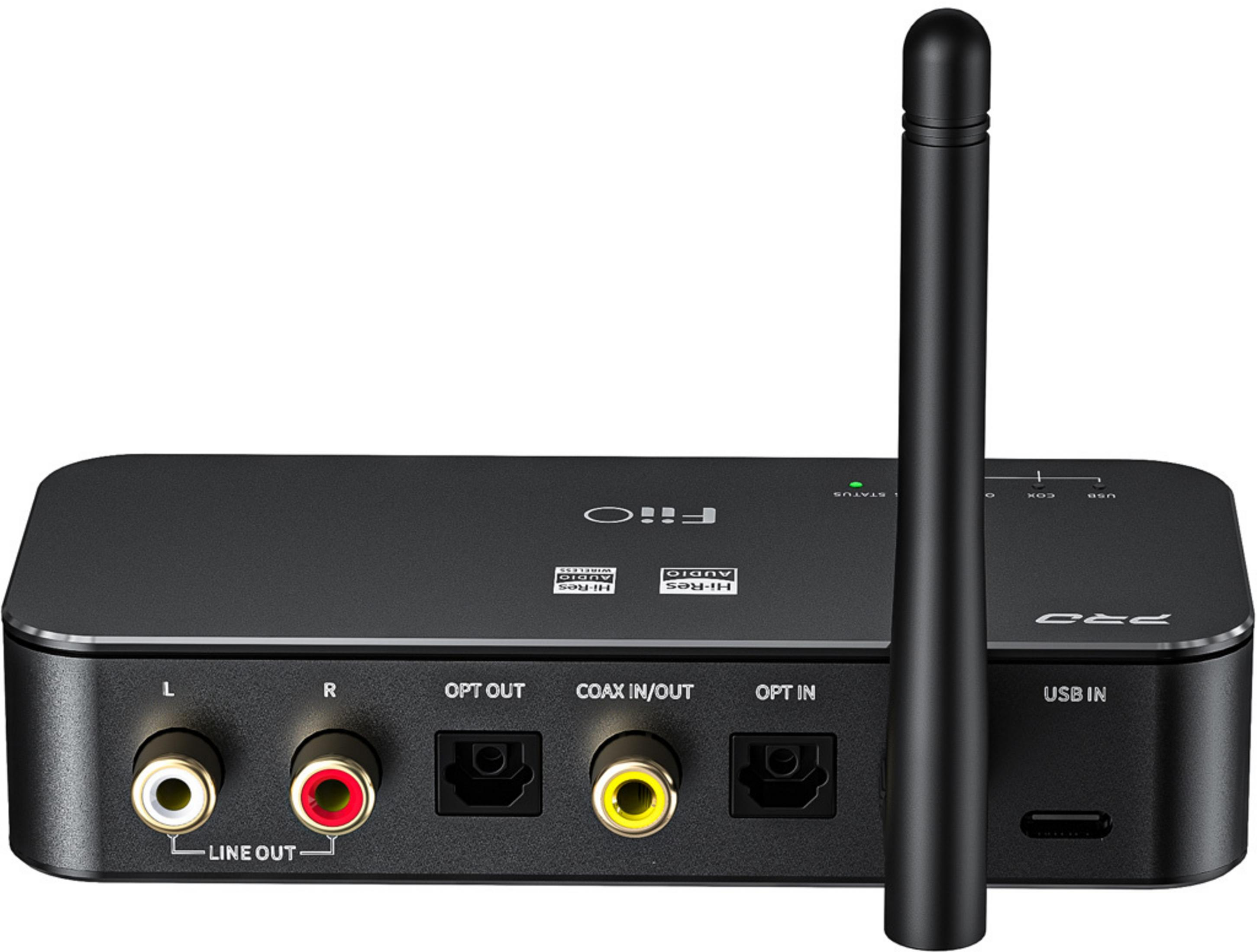 Dispositivo de audio negro con puertos: Line Out, Opt Out, Coax In/Out, Opt In y USB In.