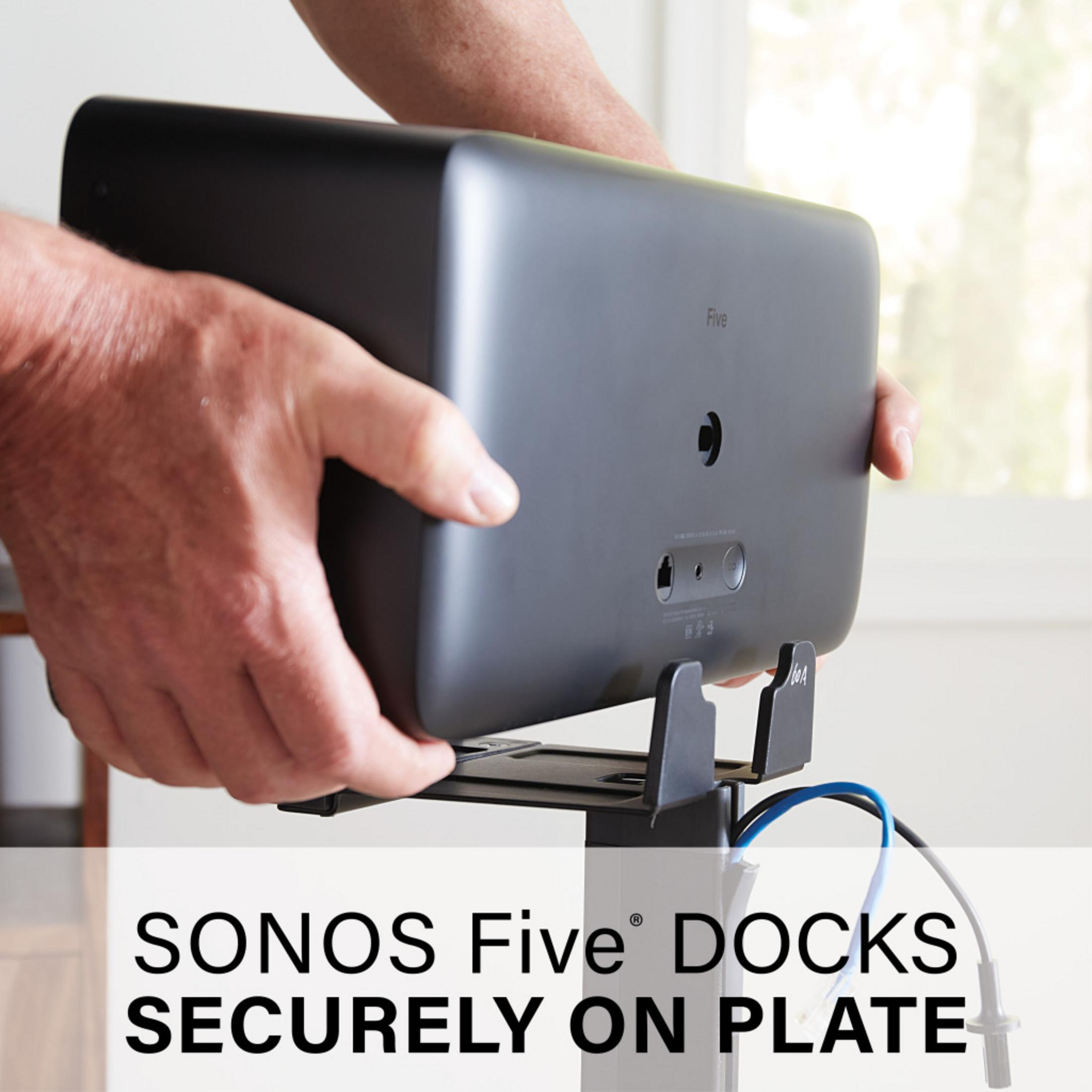 Schwarzer Sonos Five Lautsprecher wird auf eine Halterung gesetzt.