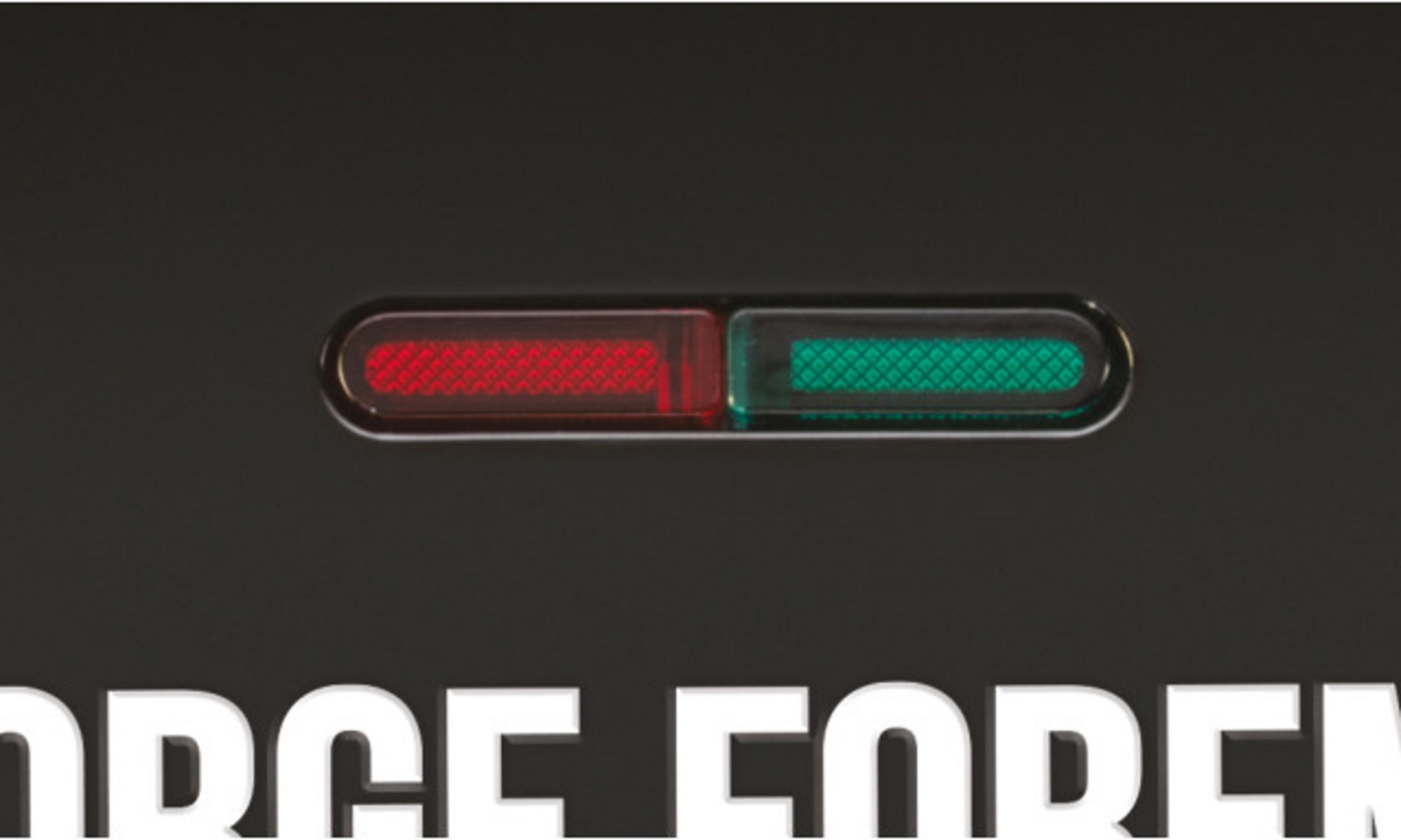 Una luz indicadora roja y otra verde sobre fondo negro.
