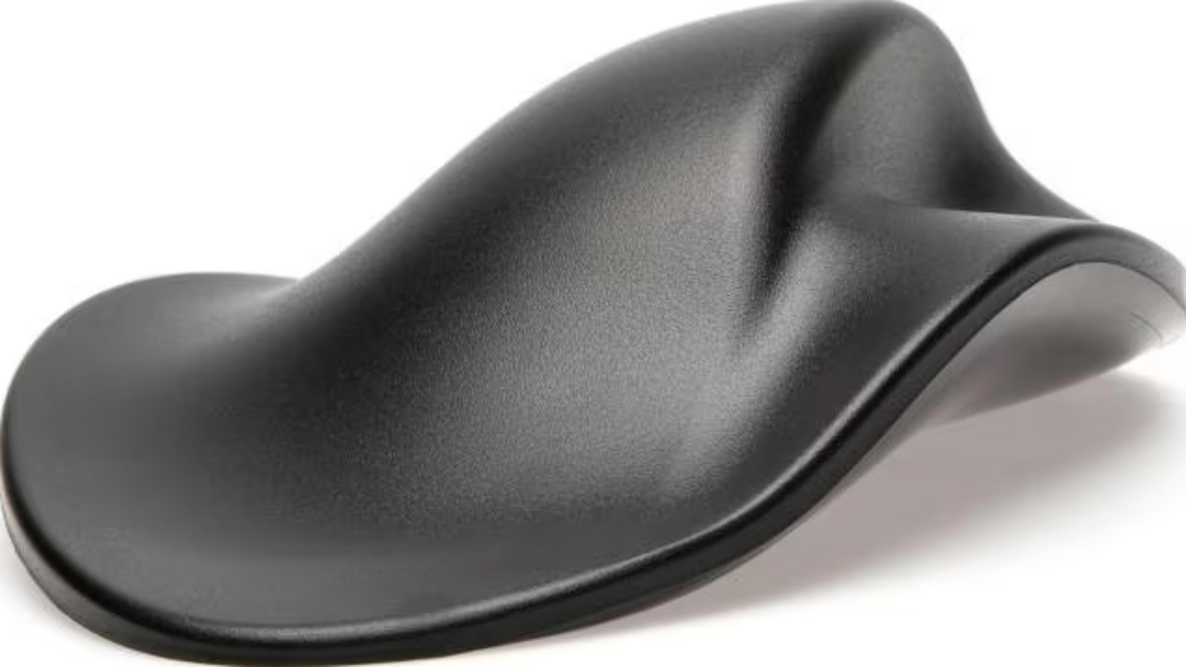 Schwarze ergonomische Handgelenkauflage mit geschwungenem Design auf weißem Hintergrund.
