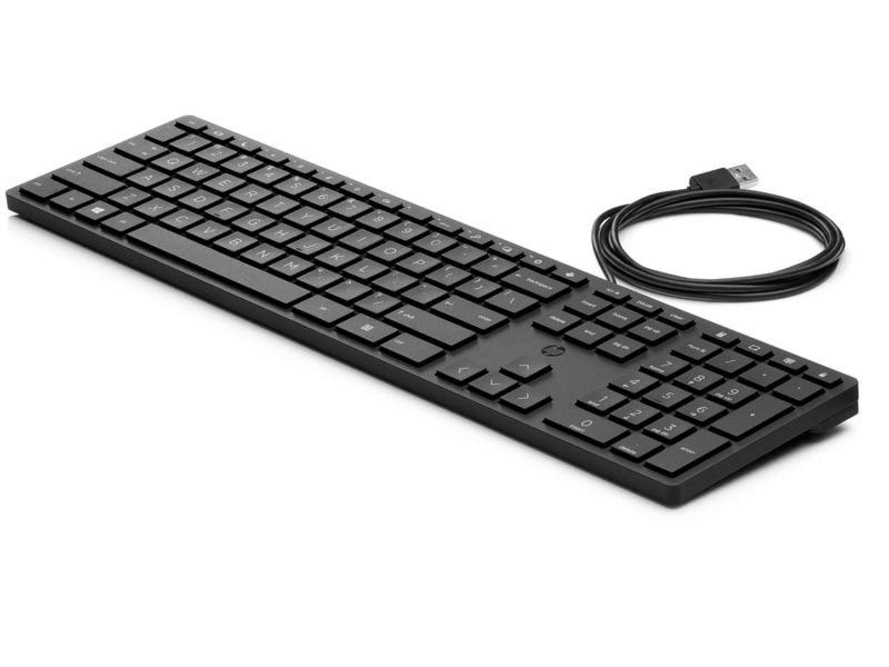 Una tastiera nera con cavo USB su sfondo bianco.