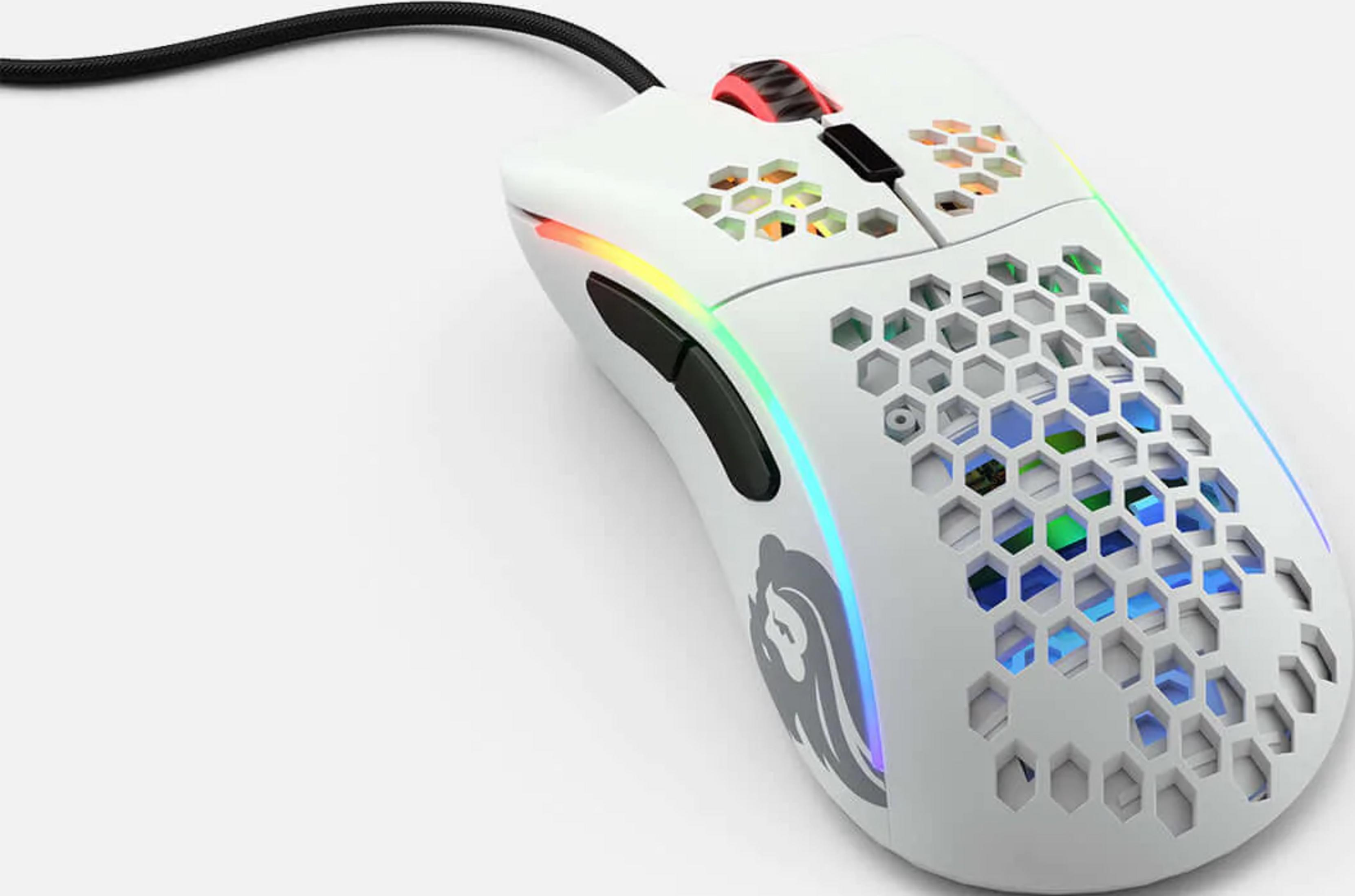 Een witte gamingmuis met honingraatontwerp en RGB-verlichting.