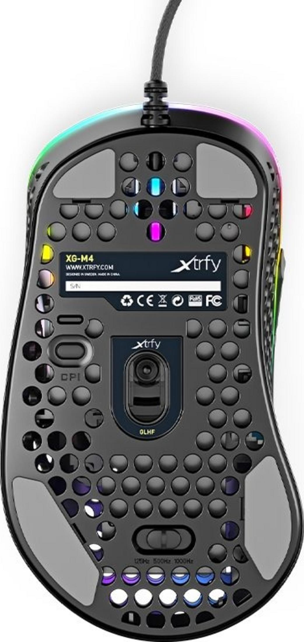 Parte inferiore di un mouse gaming Xtrfy con illuminazione RGB, pulsante DPI e marchi tecnici.