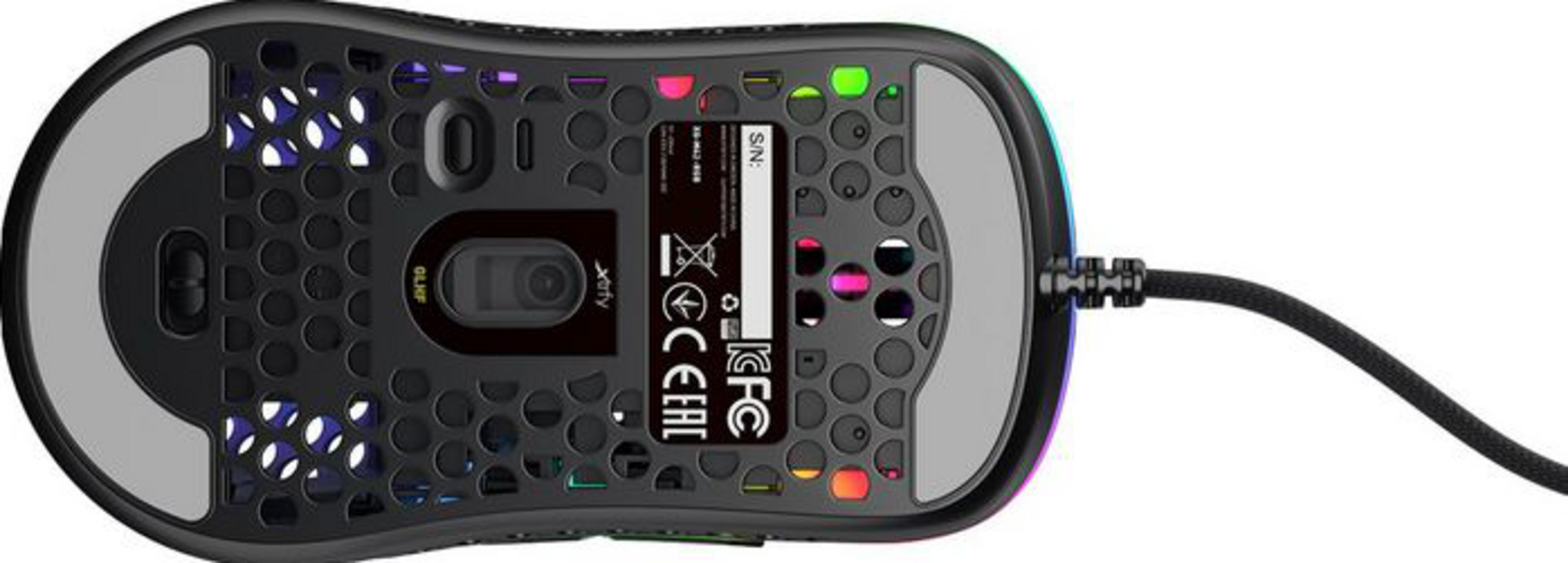 Parte inferiore di un mouse da gaming nero con design a nido d'ape e illuminazione RGB.