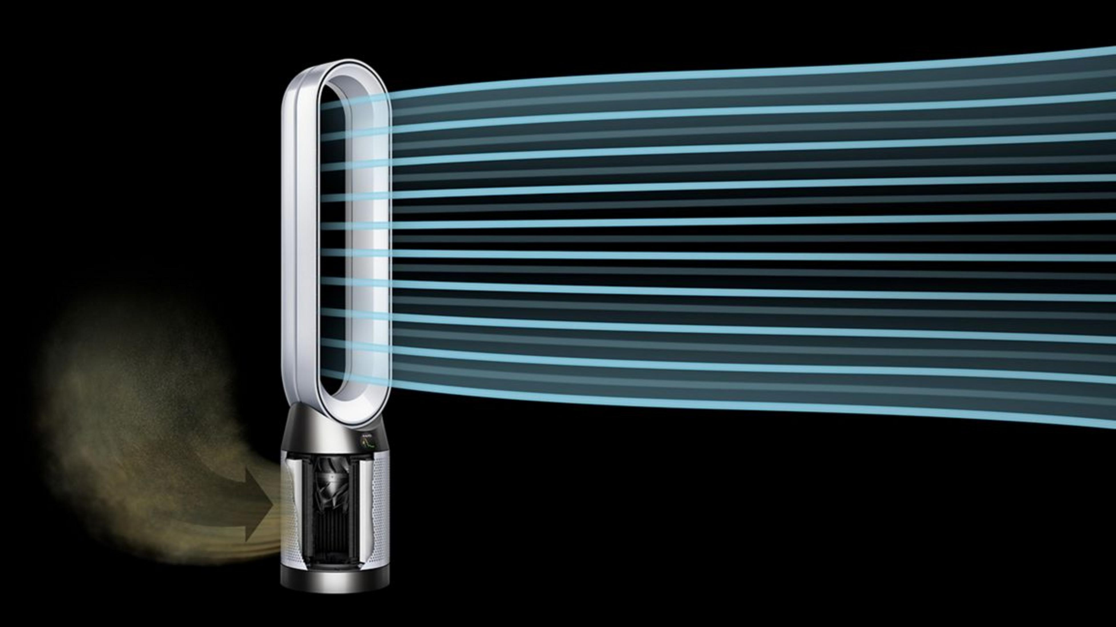 Un ventilatore argentato aspira polvere ed espelle flussi d'aria blu.