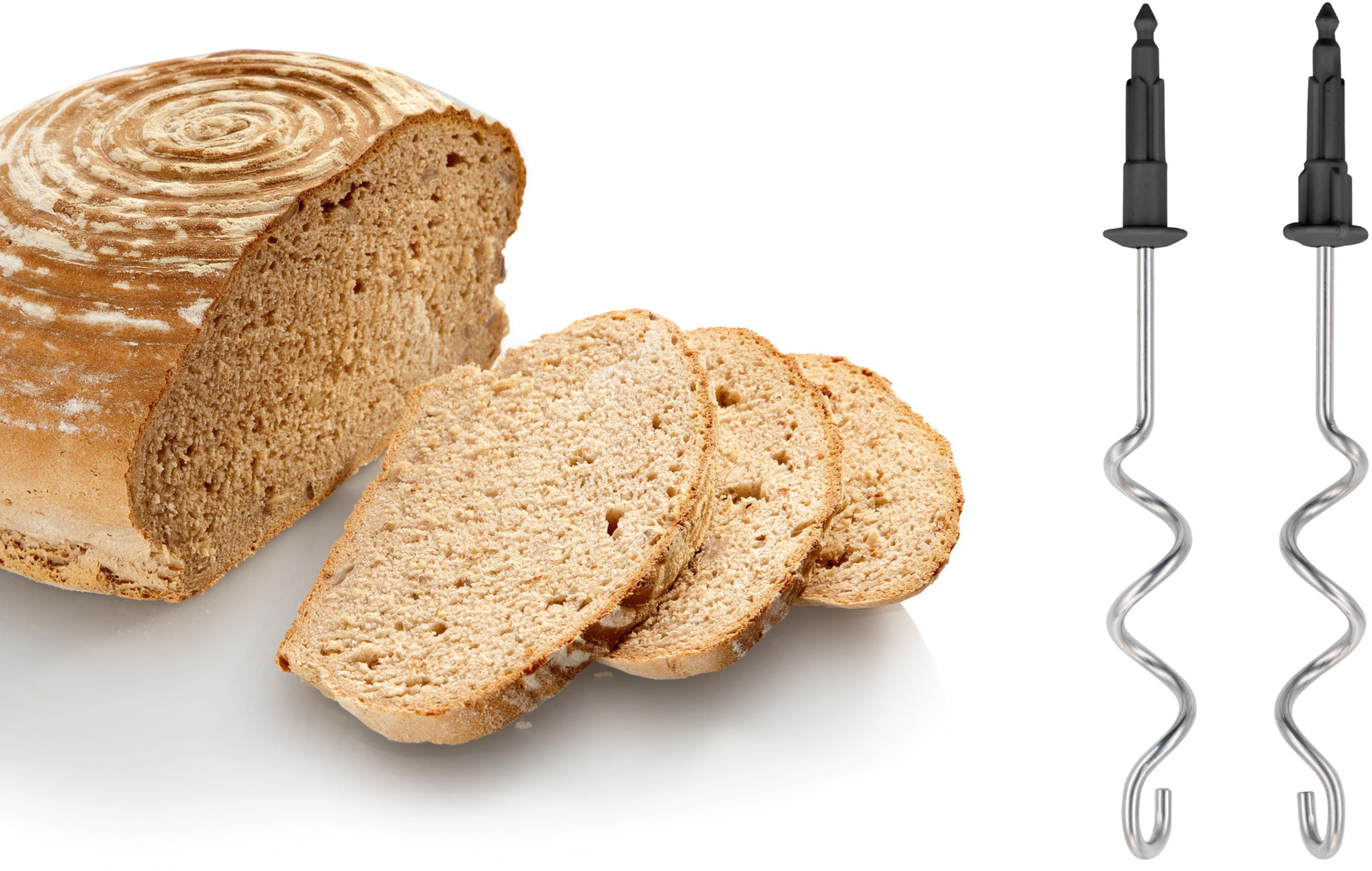 Una pagnotta affettata con tre fette e due fruste a spirale con manici neri.