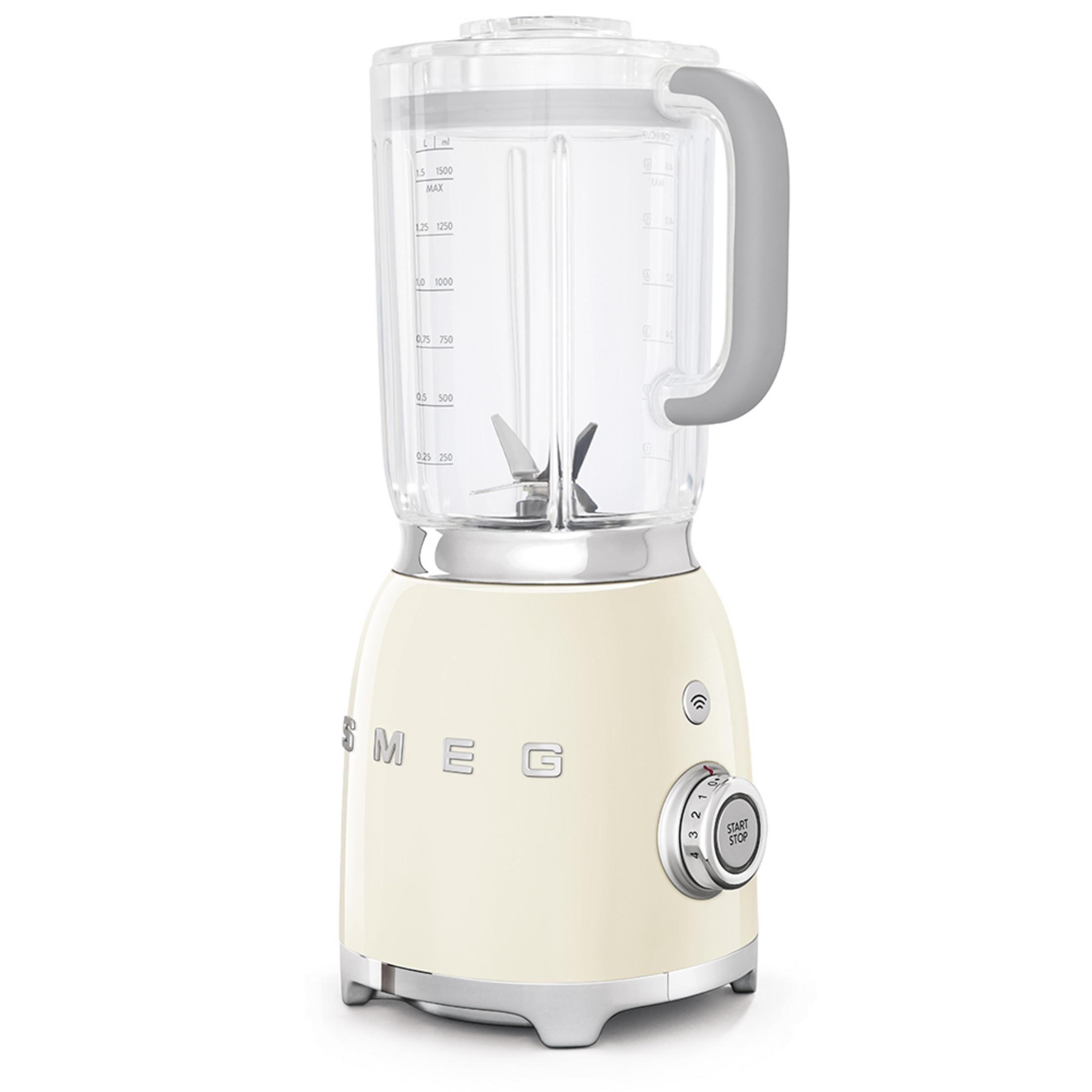 Una batidora Smeg color crema con detalles plateados y jarra transparente.
