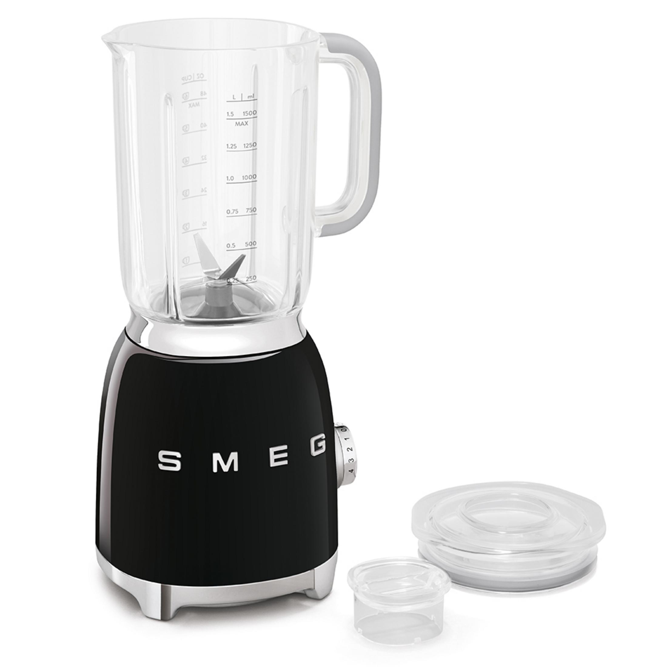 Frullatore SMEG nero con caraffa in vetro, tacche di misurazione e coperchi separati.