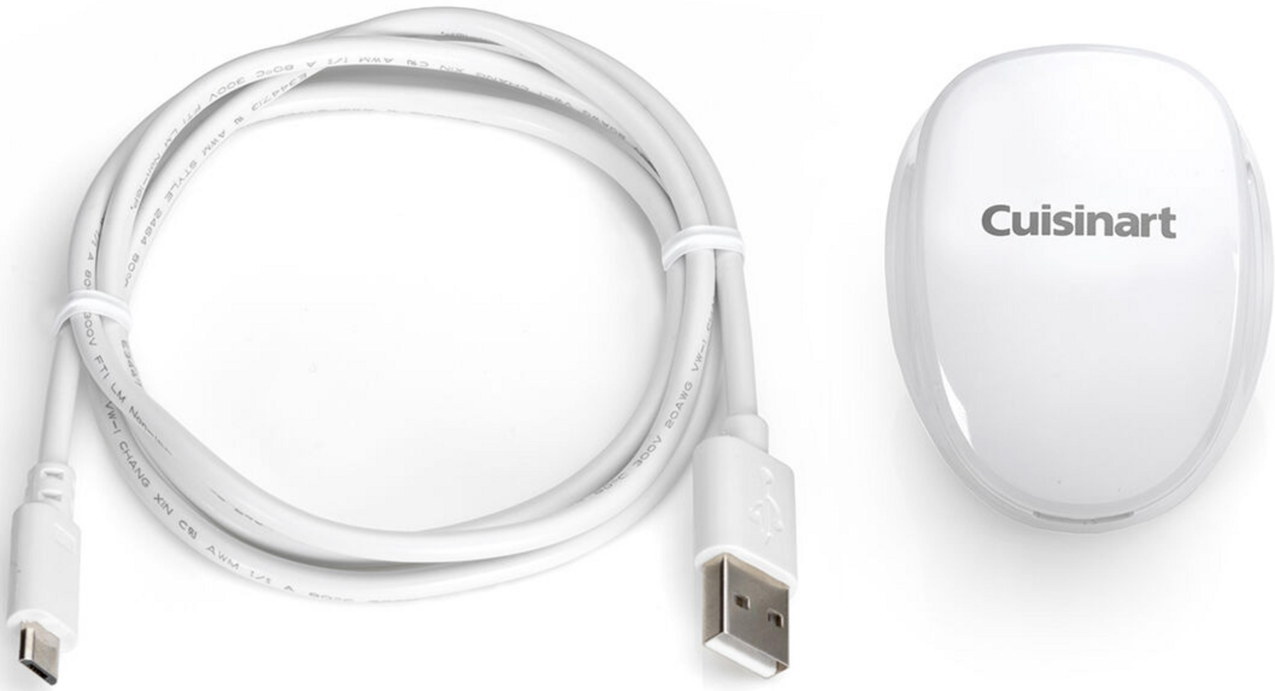 Un cable USB-C blanco y un dispositivo Cuisinart blanco sobre fondo blanco.