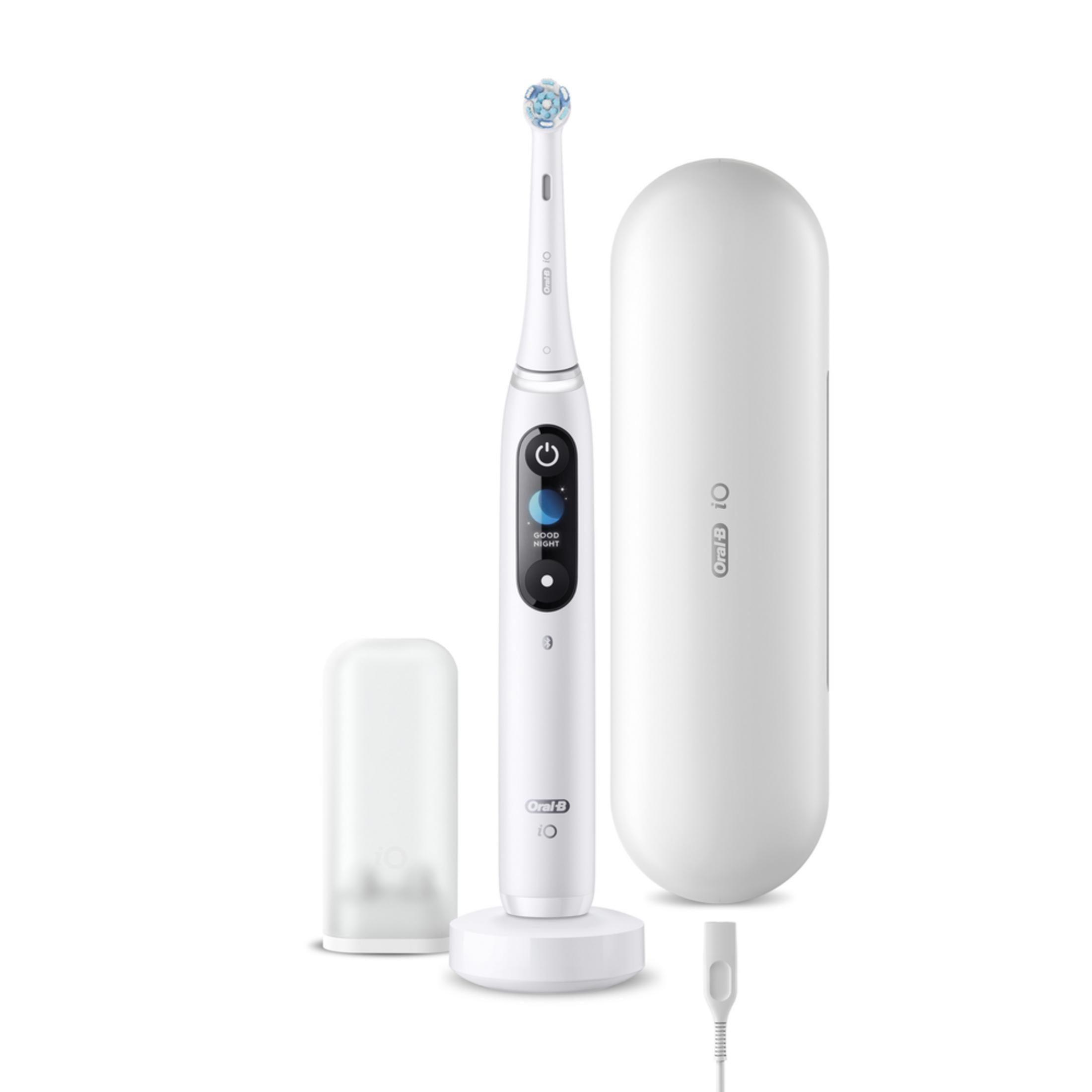 Spazzolino elettrico Oral-B iO bianco con caricatore, custodia da viaggio e copritestina.