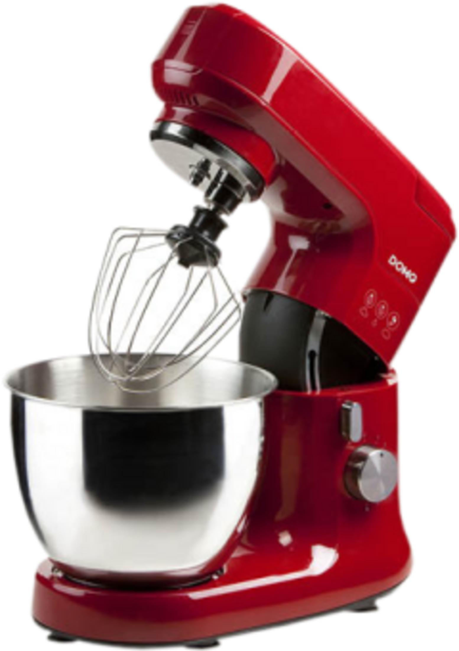 Un robot da cucina rosso con ciotola argentata e frusta.