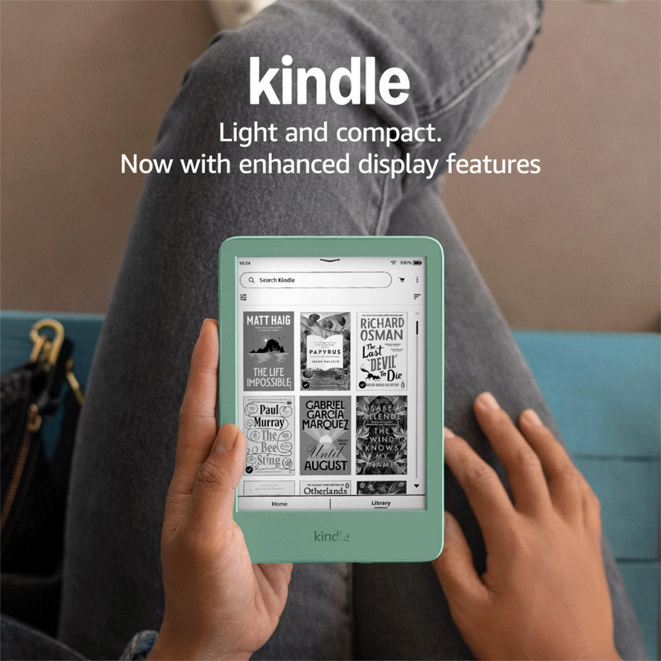 Bir kişi, kitap kapaklarını gösteren yeşil bir Kindle cihazı tutuyor.