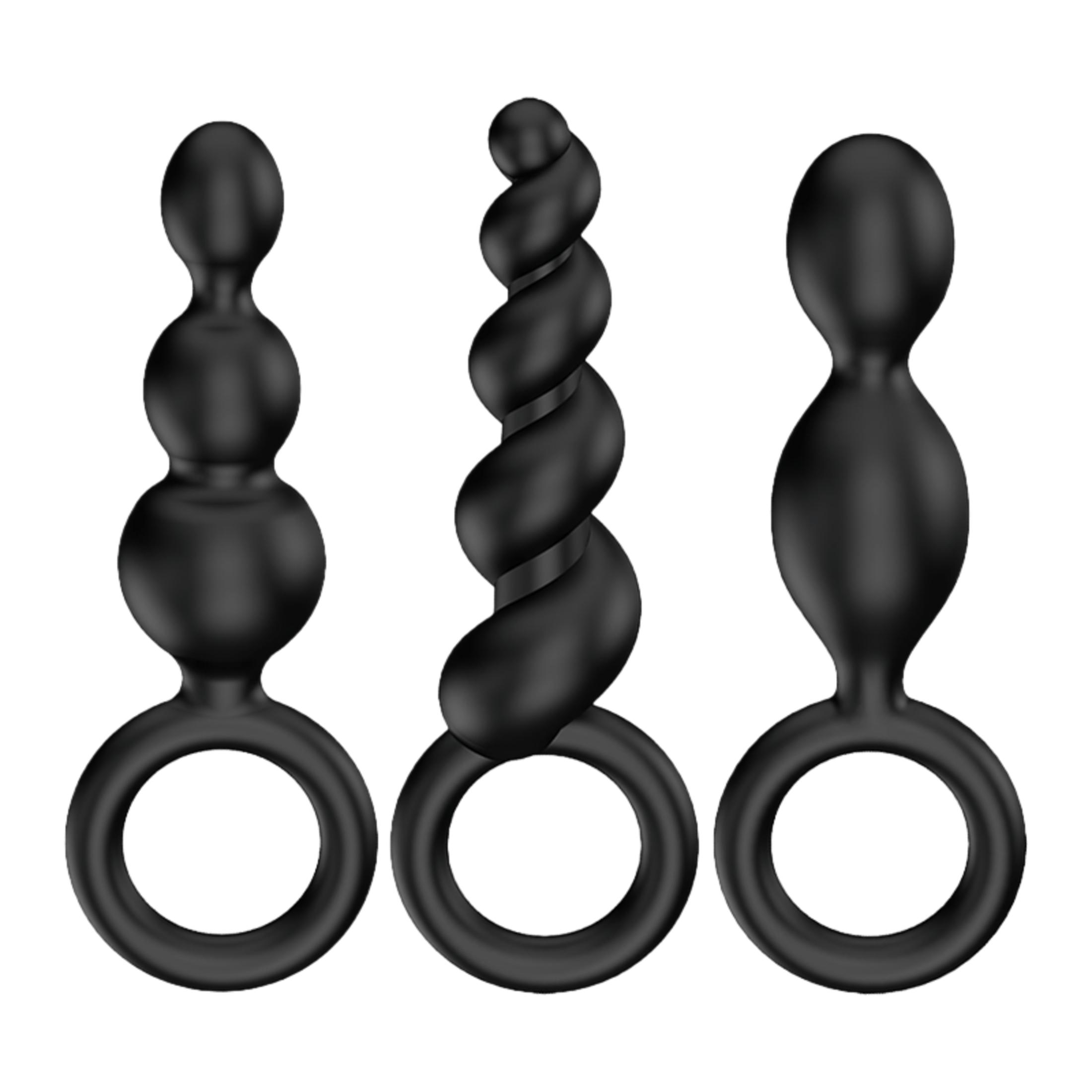 Tres objetos negros de diferentes formas con anillos.