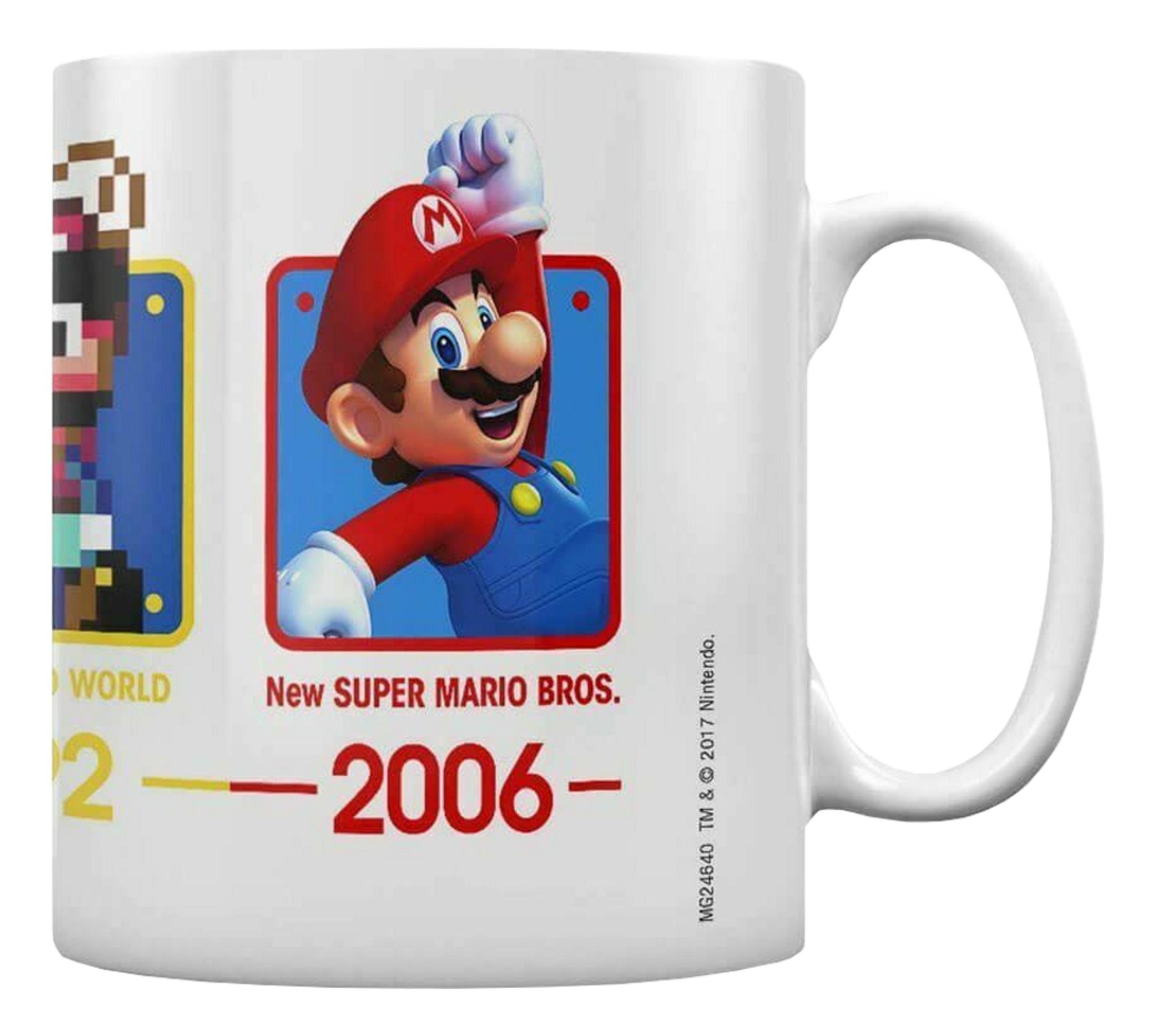 Una taza blanca con Mario celebrando y arte de píxeles de Mario.