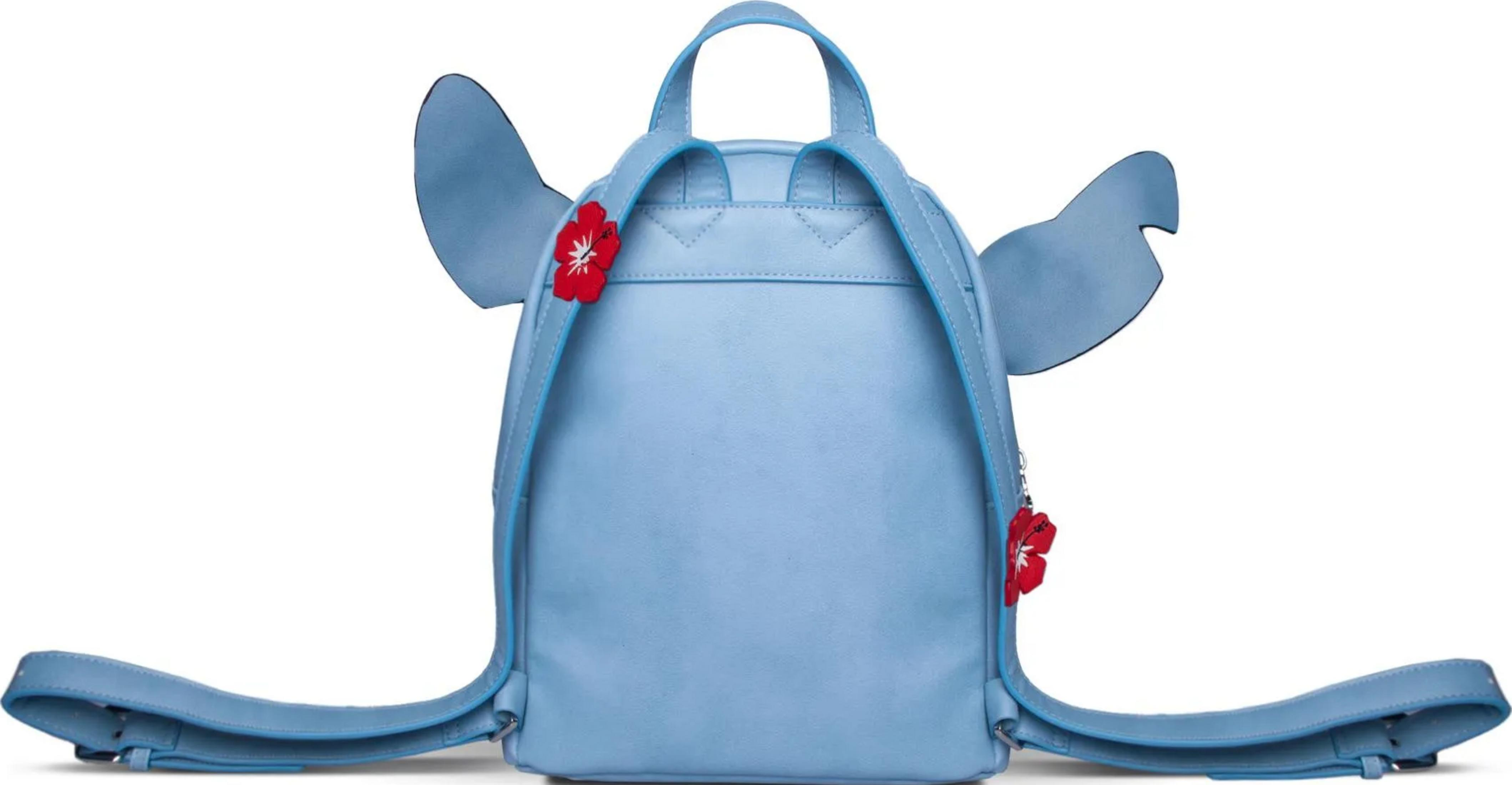 Hellblaue Rückseite eines Rucksacks mit Stitch-Ohren und roten Blumen-Anhängern.
