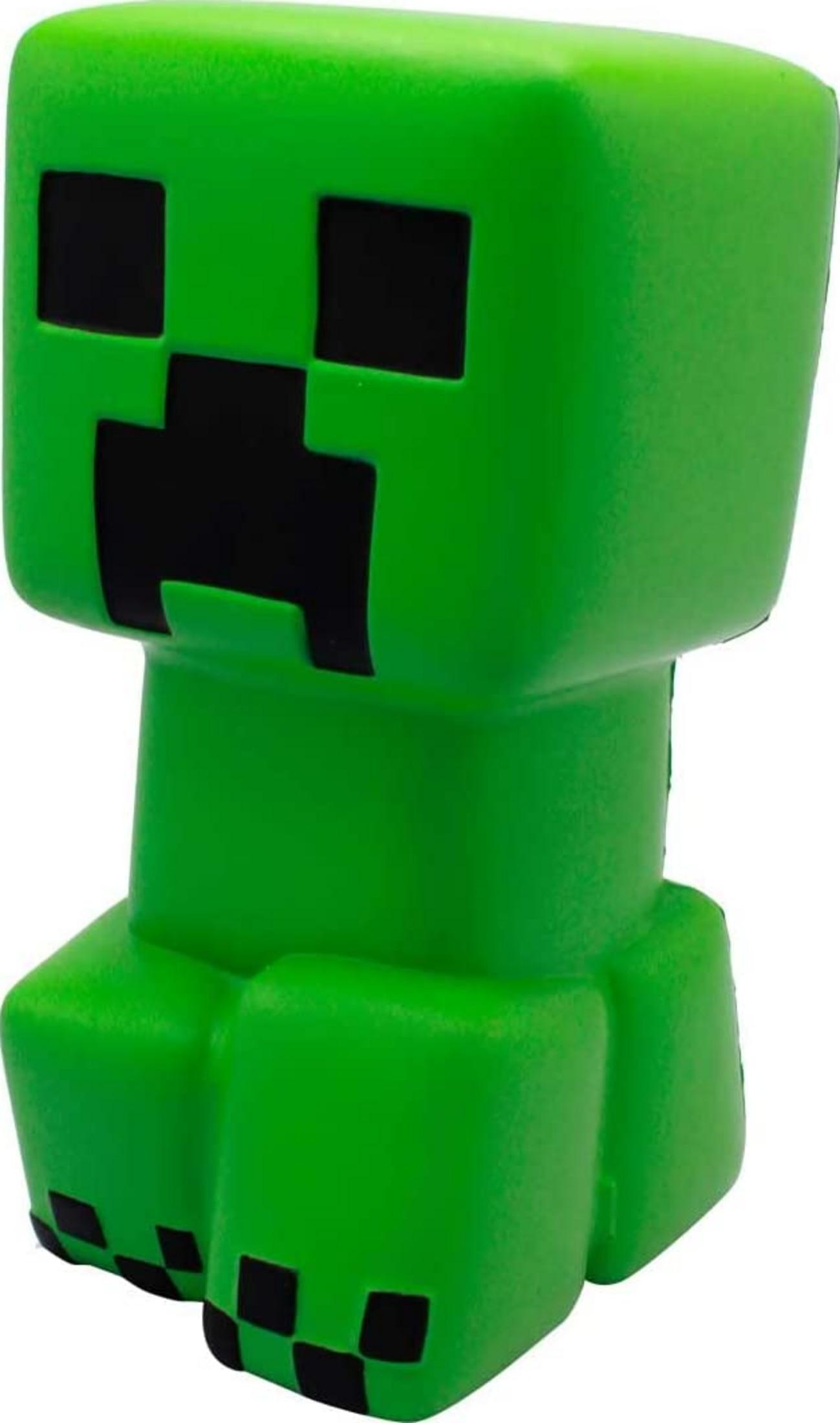 Grünes Minecraft Creeper-Spielzeug mit schwarzen Gesichtsmerkmalen und karierten Füßen.