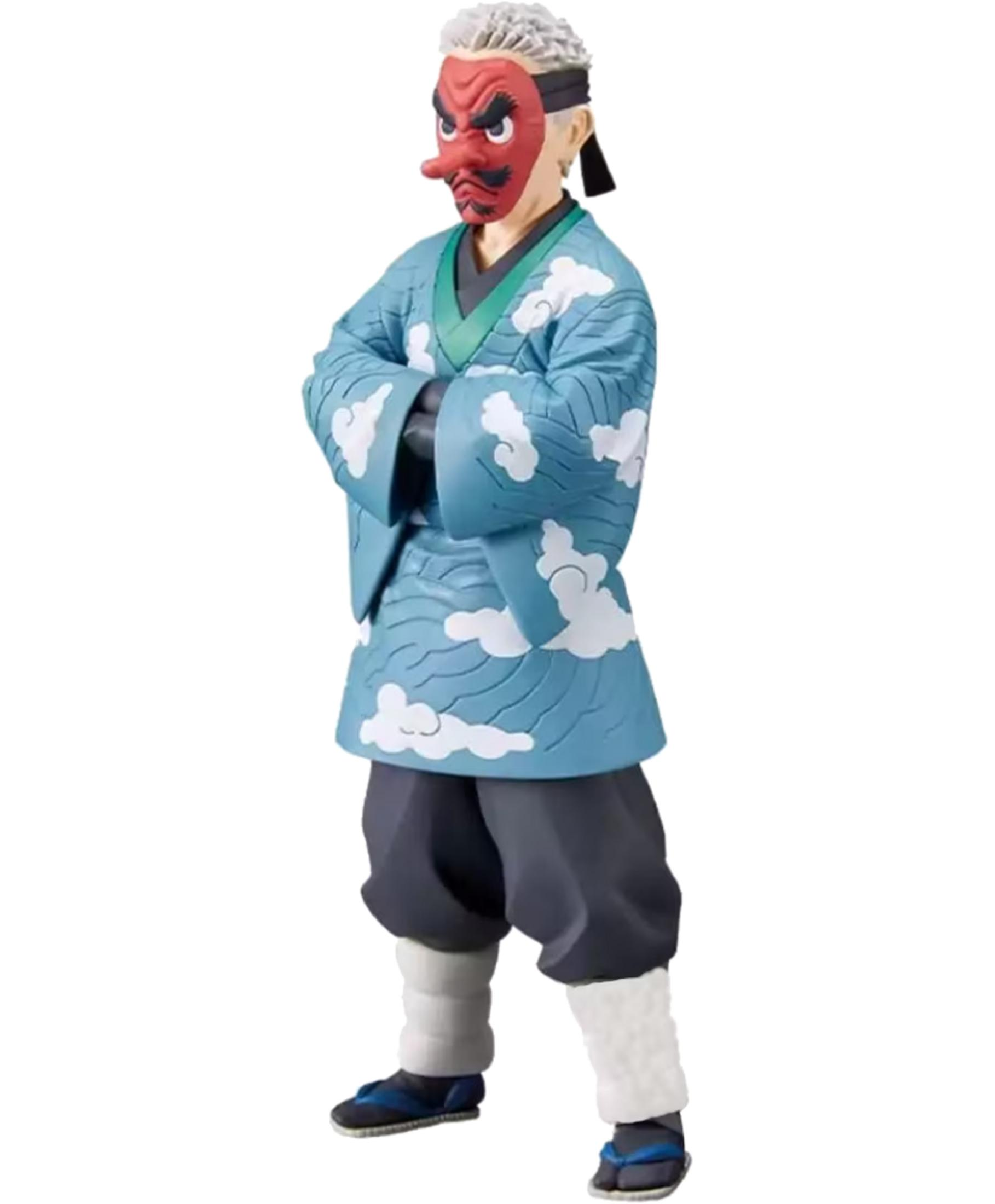 Eine Figur mit roter Maske, blauer Kleidung mit Wolkenmuster und gekreuzten Armen.