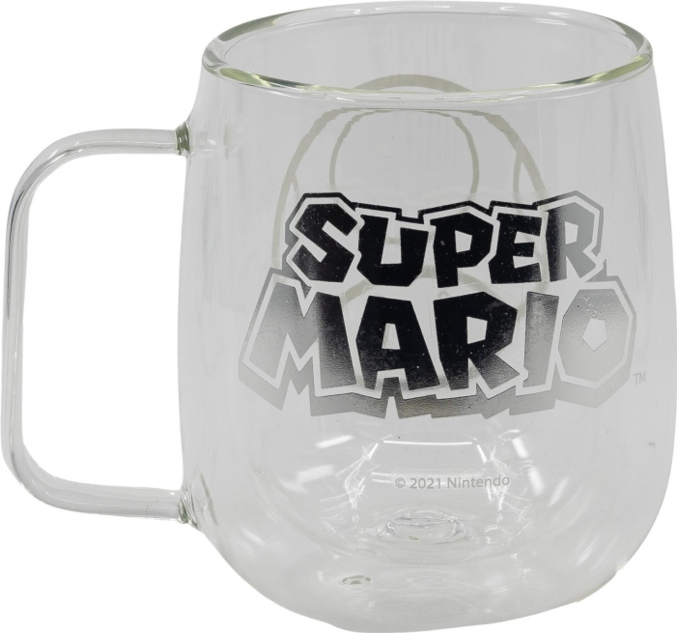 Una taza de cristal transparente con el logo de Super Mario y texto de copyright.