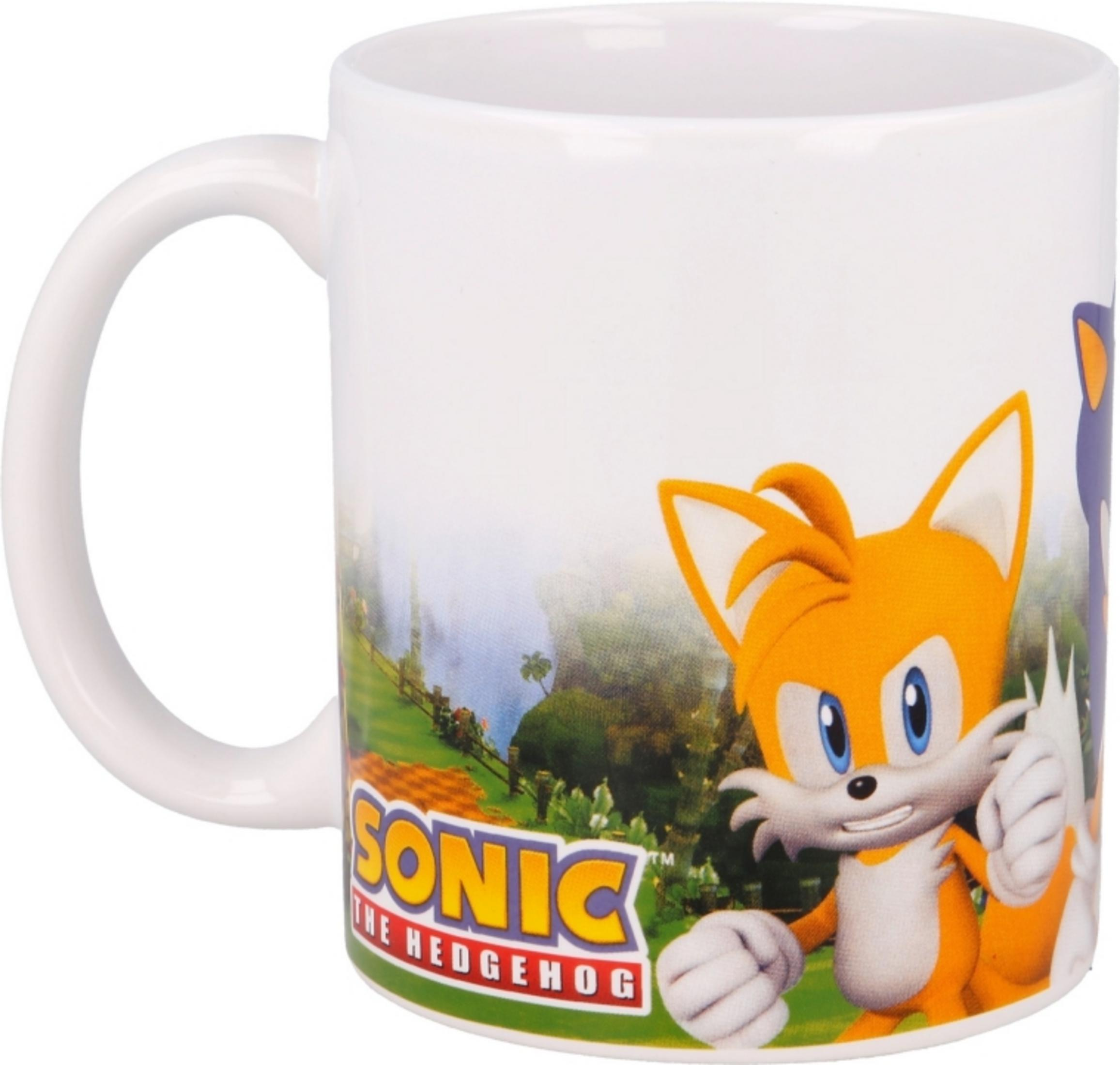 Taza con Sonic the Hedgehog y Tails en un paisaje verde.
