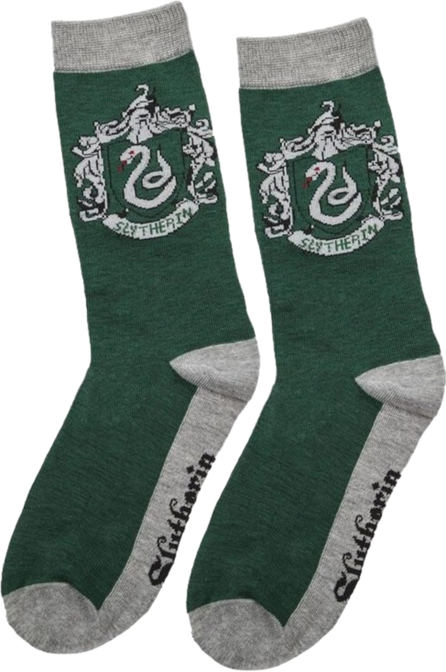 Dos calcetines verdes con escudo y texto de Slytherin. Puños y talones grises.