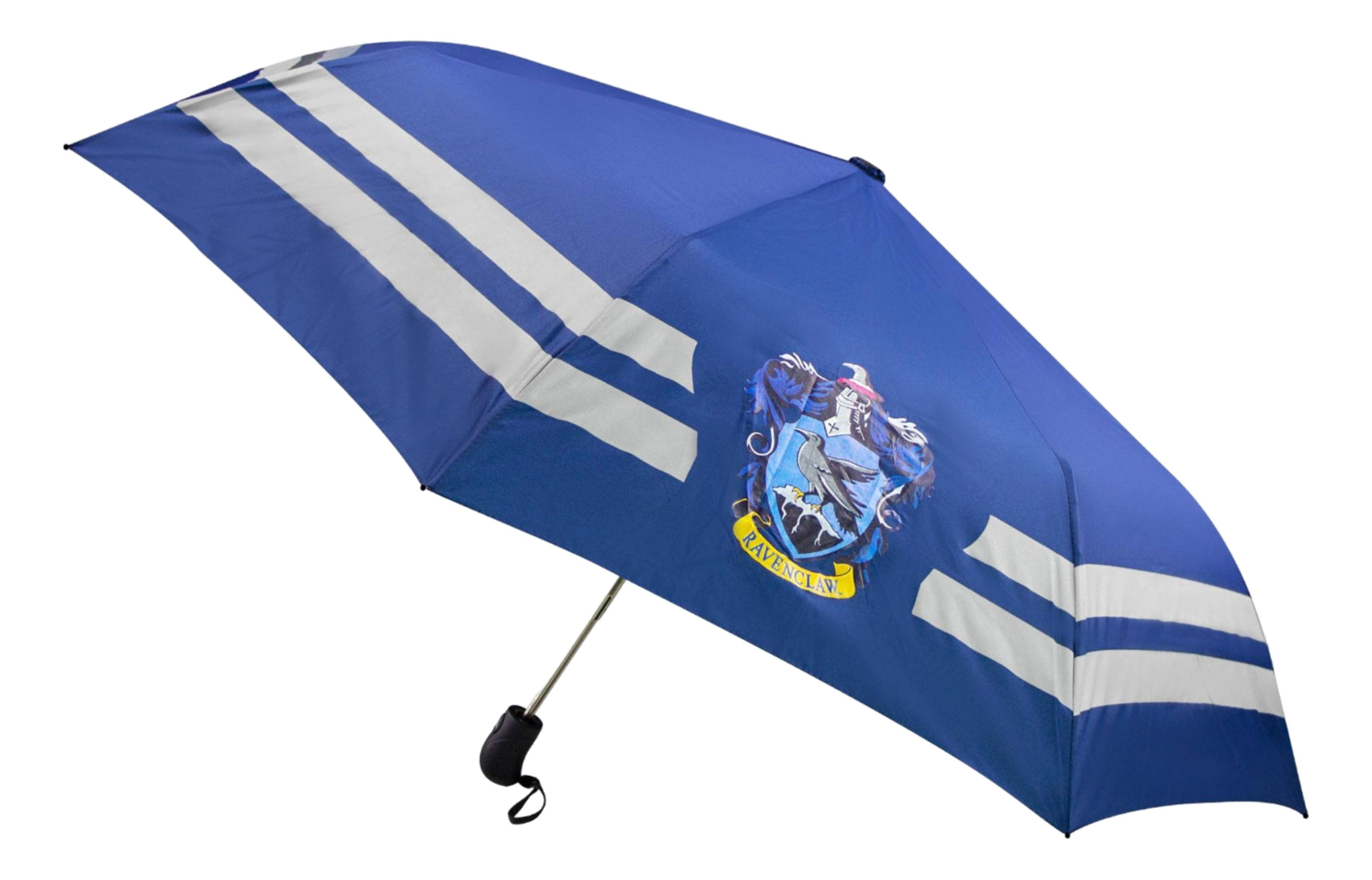 Un paraguas azul con rayas blancas y el escudo de Ravenclaw.