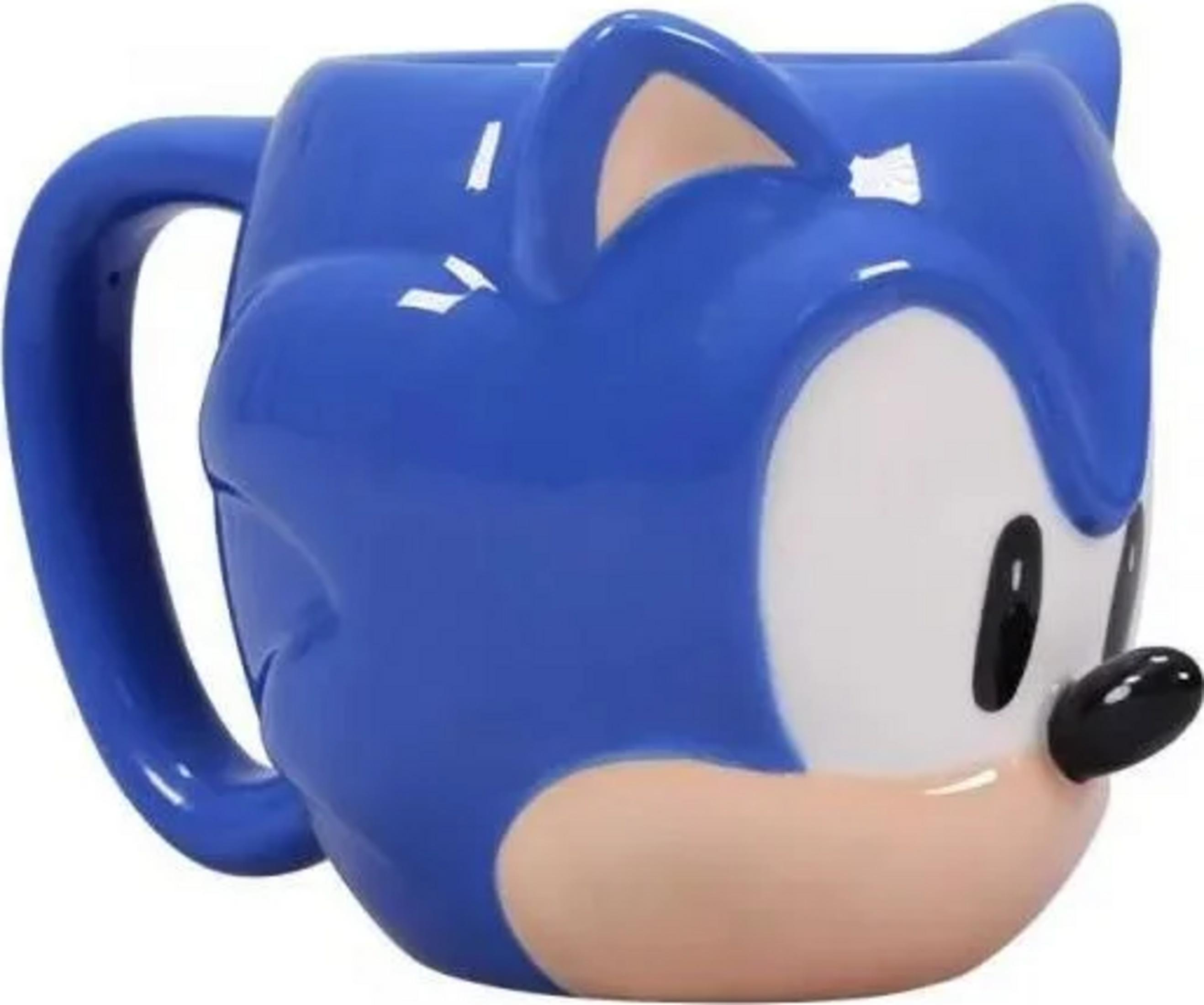 Una taza azul de Sonic con ojos, nariz y orejas.
