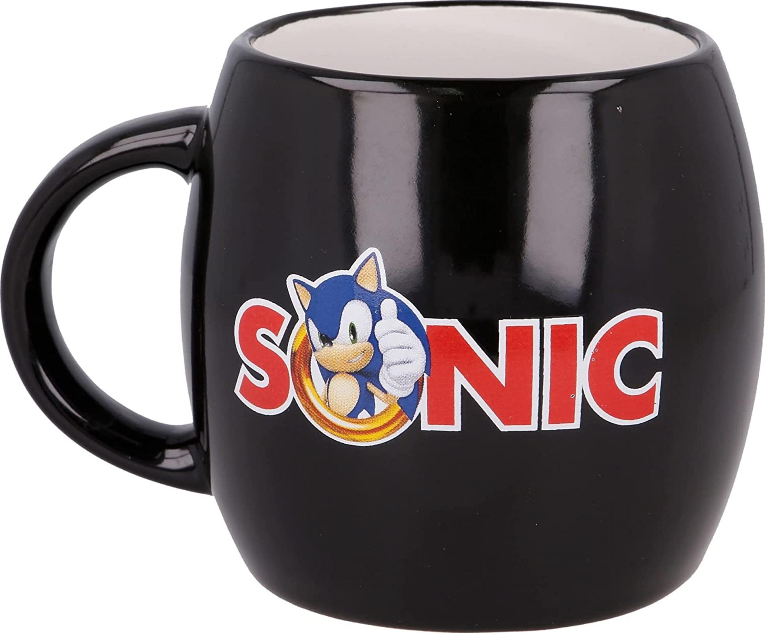 Taza negra de Sonic the Hedgehog con letras rojas y gráfico de Sonic.