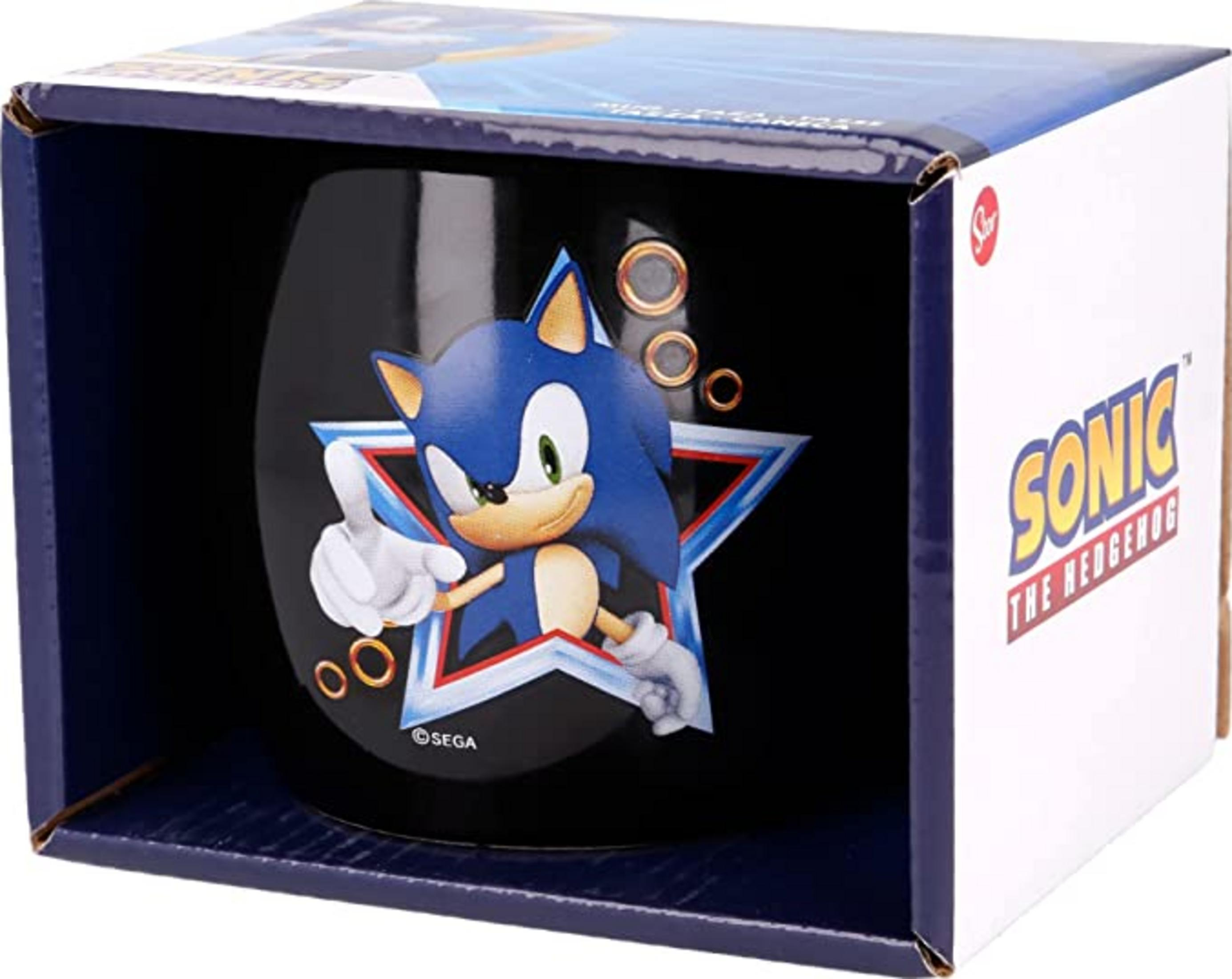 Personaje de Sonic the Hedgehog en una taza negra en una caja azul y blanca.