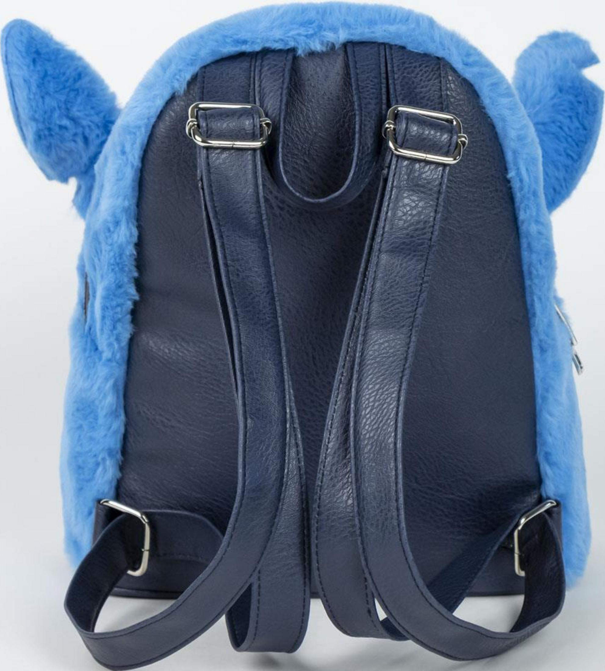 Una mochila azul con detalles de pelo y orejas, vista desde atrás.