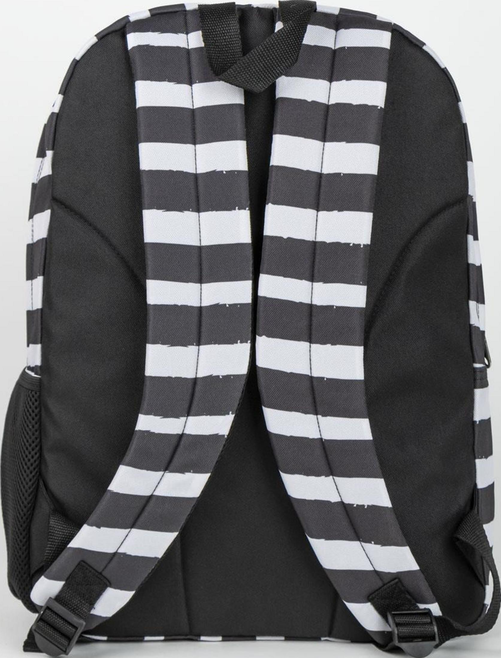 Una mochila negra con anchas rayas blancas y correas acolchadas.