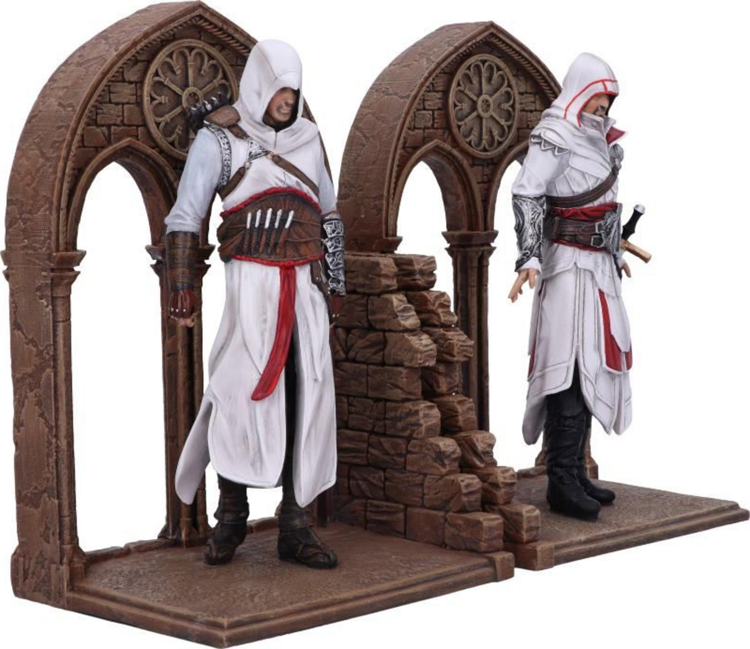 Zwei Figuren in Assassinen-Kostümen stehen vor steinernen Bögen mit Fenstermotiven.