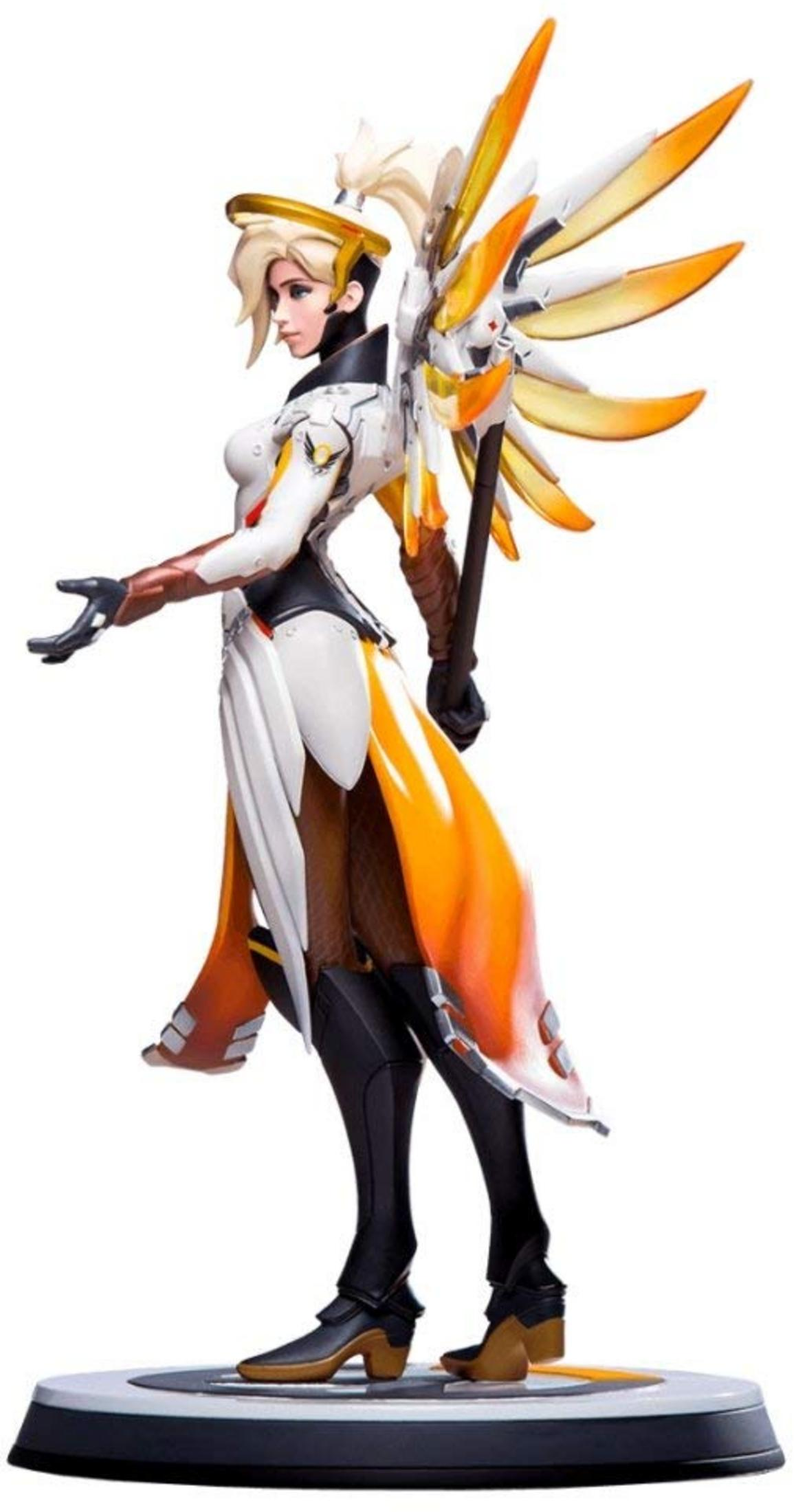Eine Figur von Mercy aus Overwatch, stehend auf einem Sockel mit weißen und orangen Flügeln.