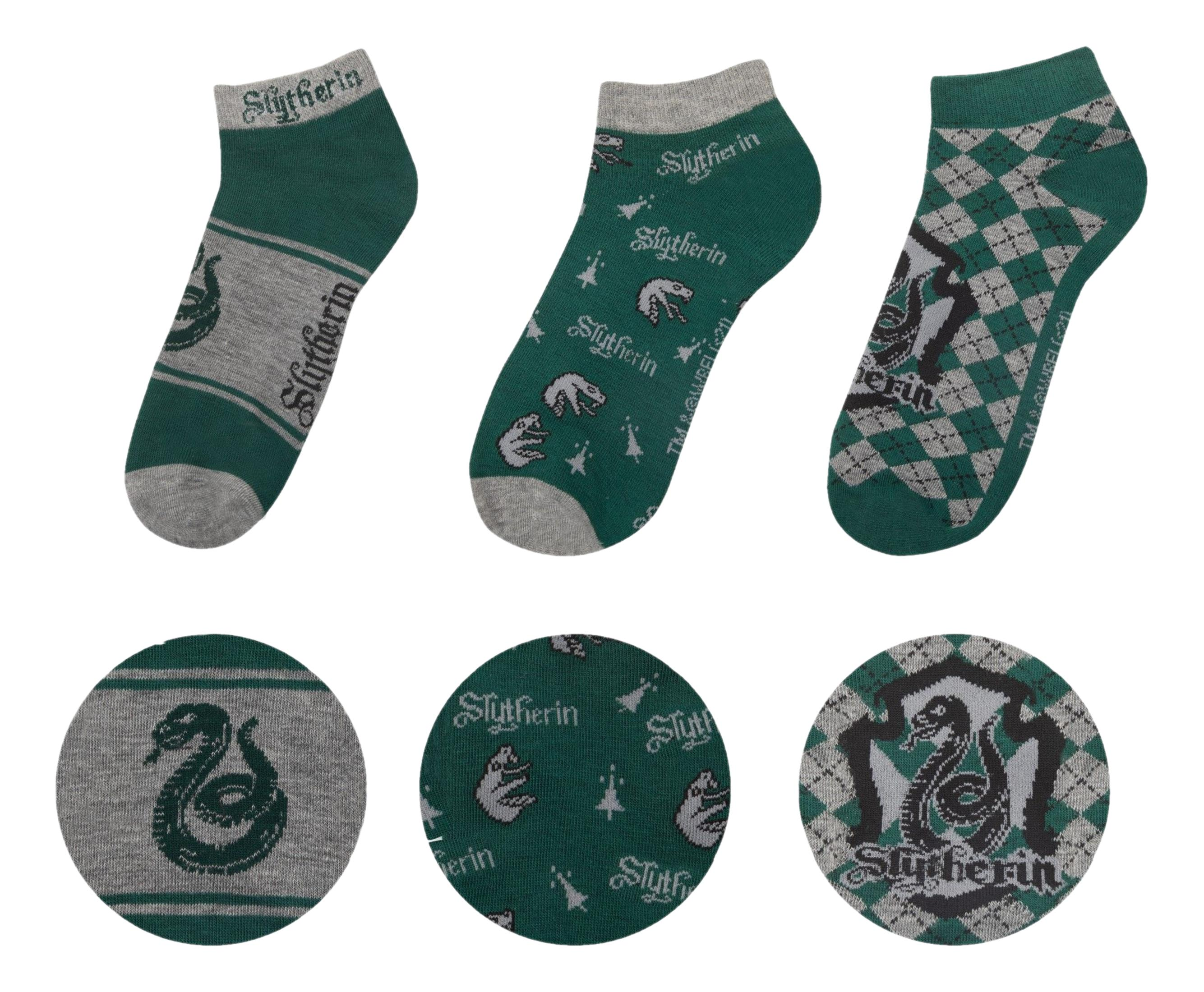 Drei Paar grüne und graue Slytherin-Socken mit Schlangen- und Wappenmotiven.