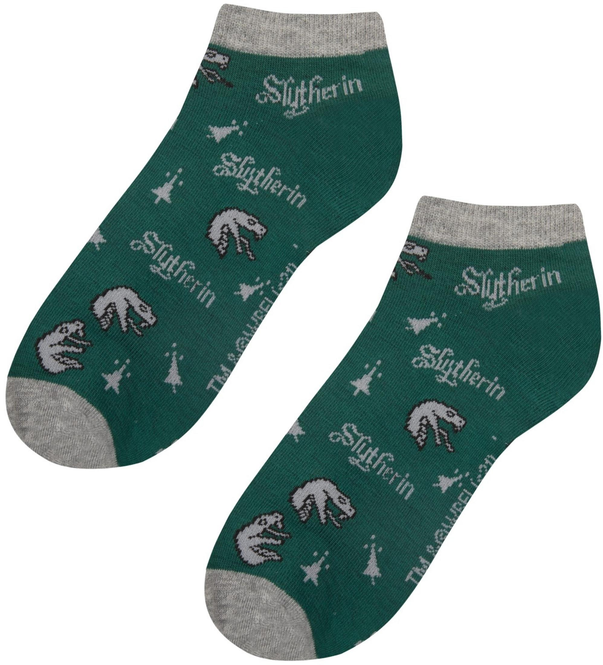 Grüne Socken mit Slytherin-Logo und Schlangenmuster.