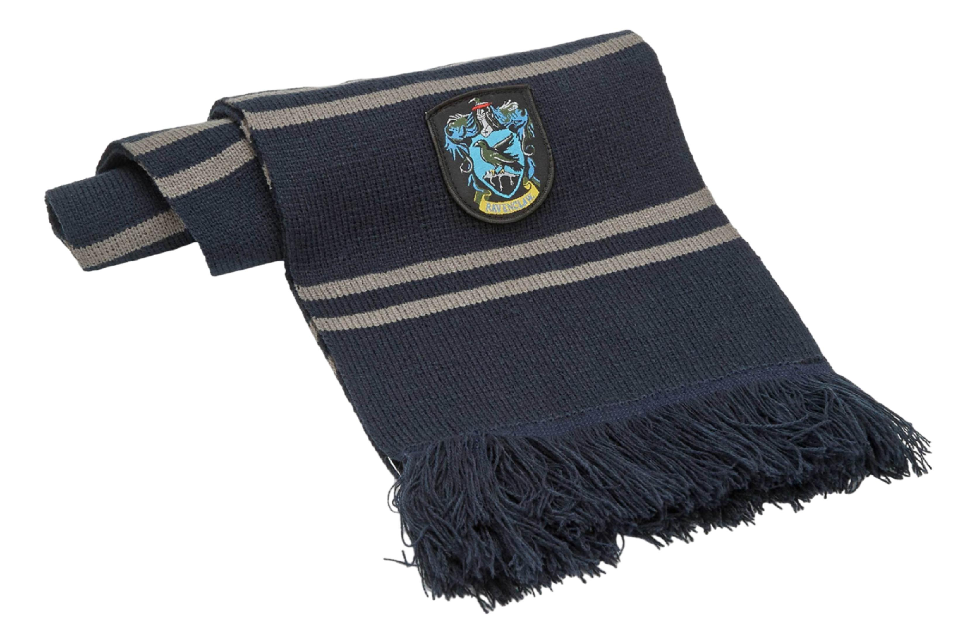 Ein dunkelblauer Schal mit grauen Streifen und einem Ravenclaw-Wappen.