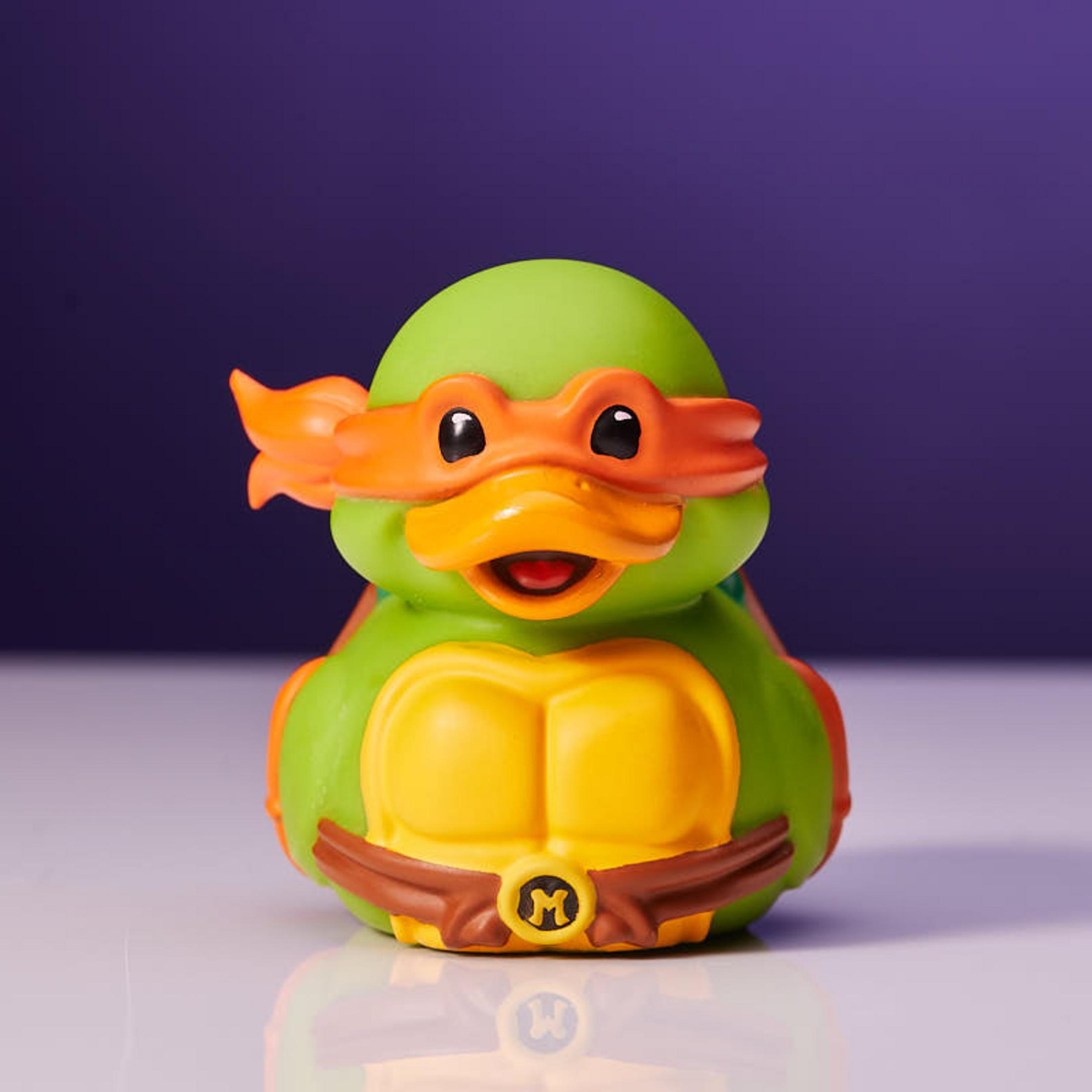 Eine grüne Quietscheente im Stil von Michelangelo der Teenage Mutant Ninja Turtles.