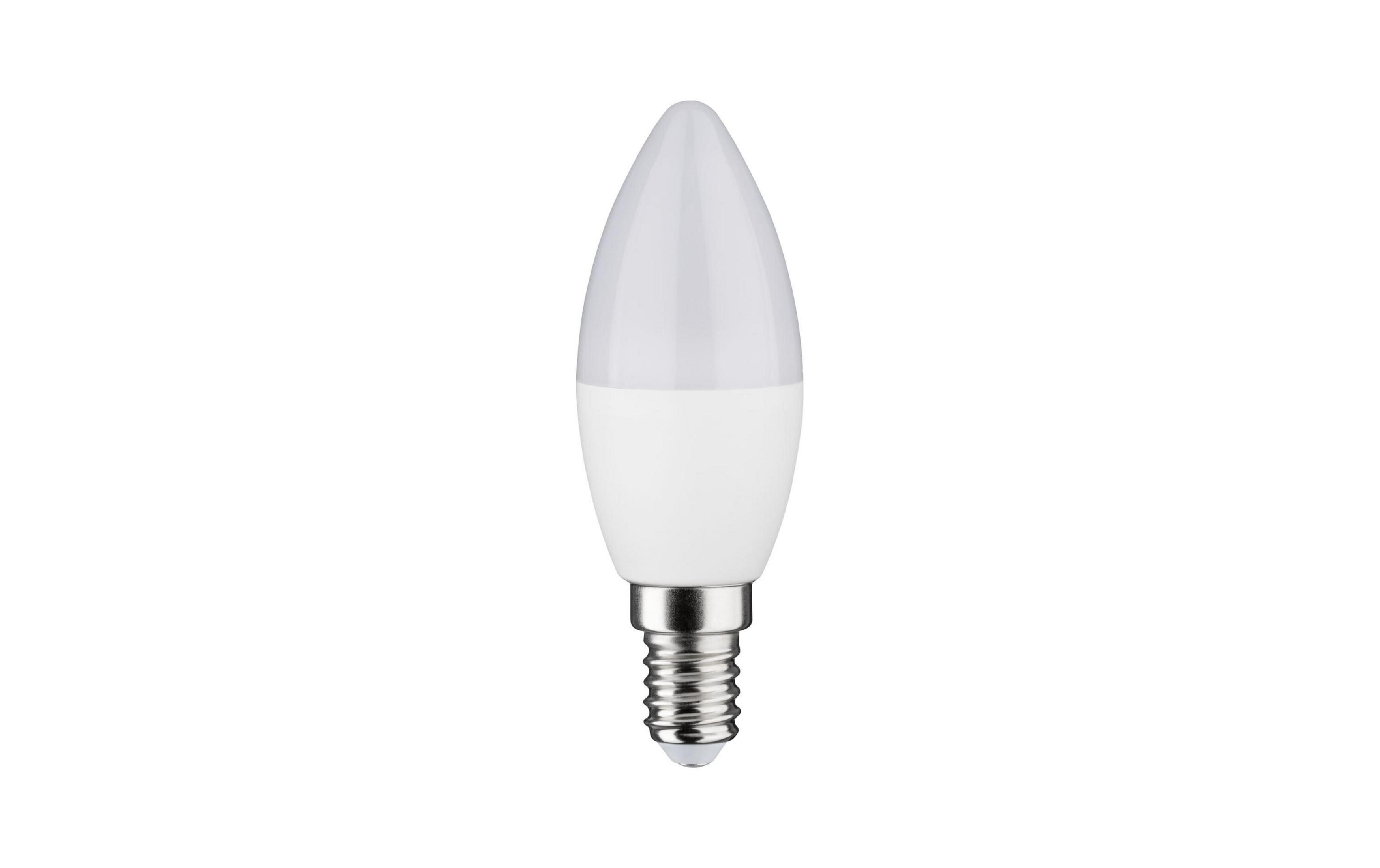 Eine weiße LED-Kerzenbirne mit silbernem Sockel, isoliert auf weißem Hintergrund.