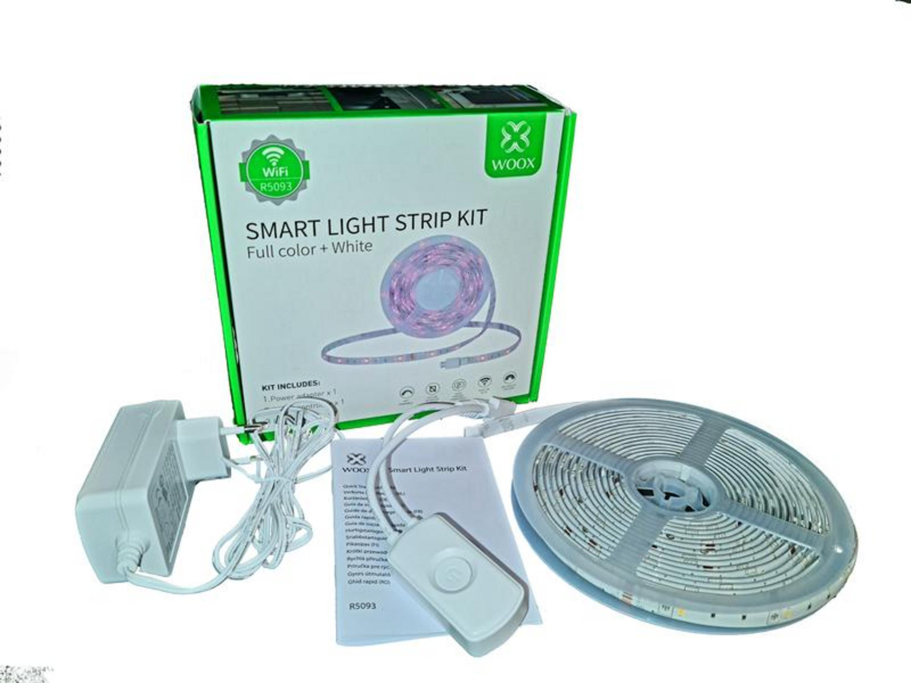 Un kit de bande lumineuse intelligente Woox avec adaptateur, télécommande et bande.