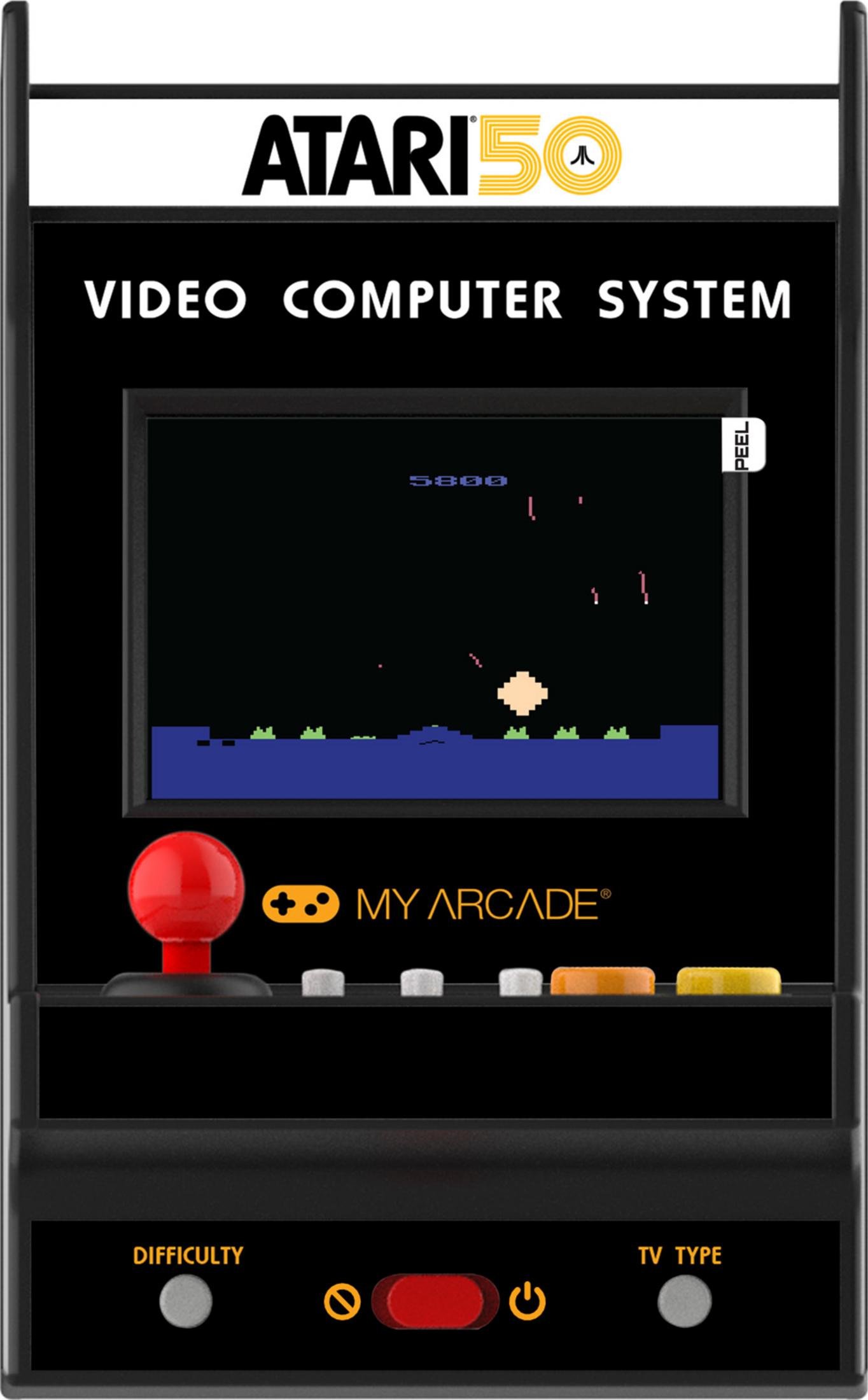 Una máquina arcade con logo de Atari y un juego en pantalla.