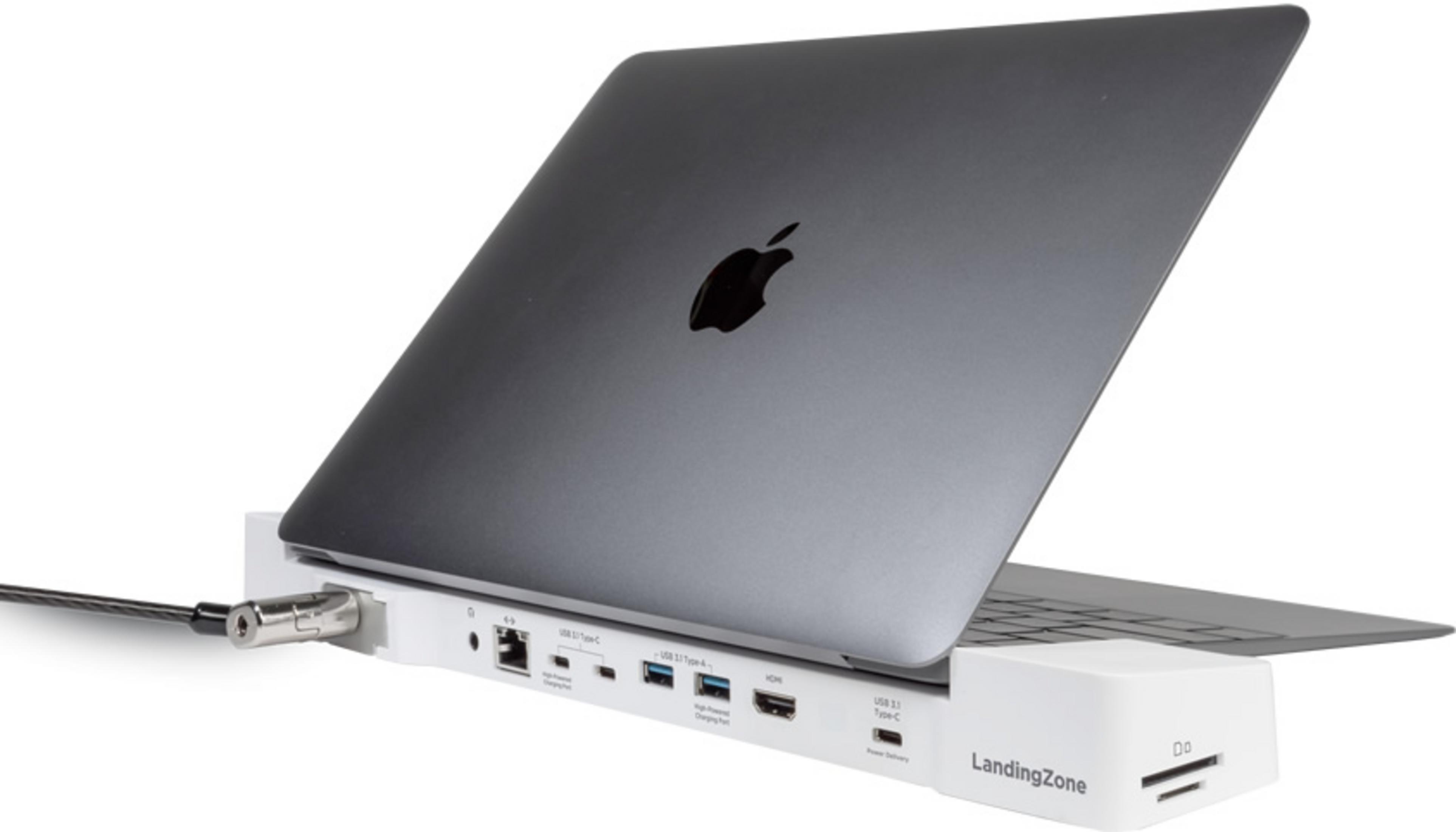 Ein graues MacBook ist an eine weiße Dockingstation mit mehreren Anschlüssen angeschlossen.