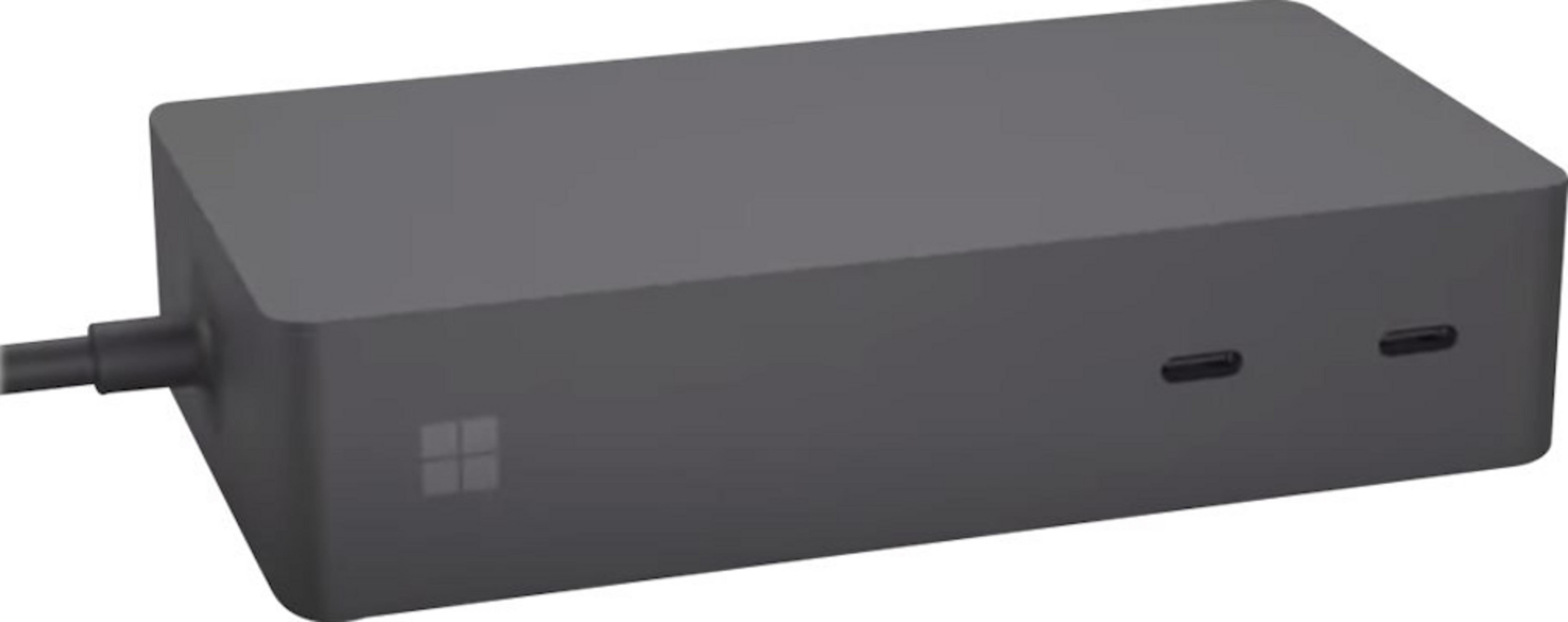Ein dunkler rechteckiger Microsoft Netzadapter mit zwei USB-C-Anschlüssen.
