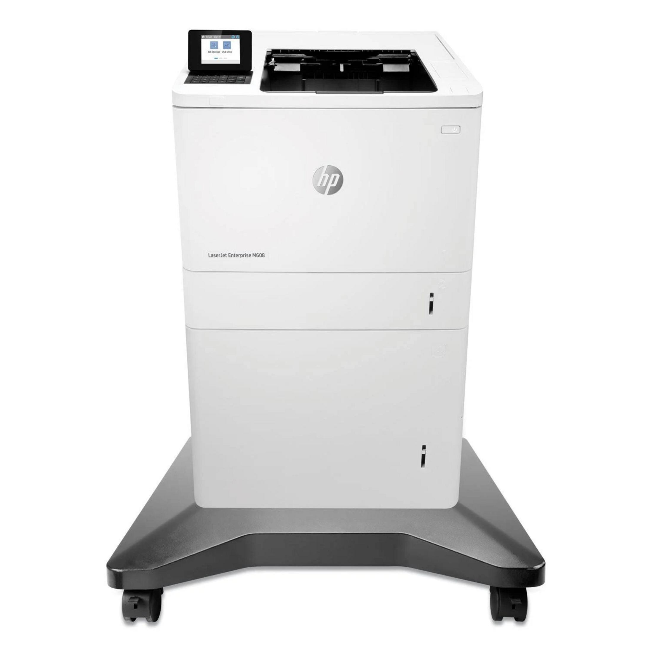 Biała drukarka HP LaserJet Enterprise M608 na szarej podstawie na kółkach z ekranem dotykowym.