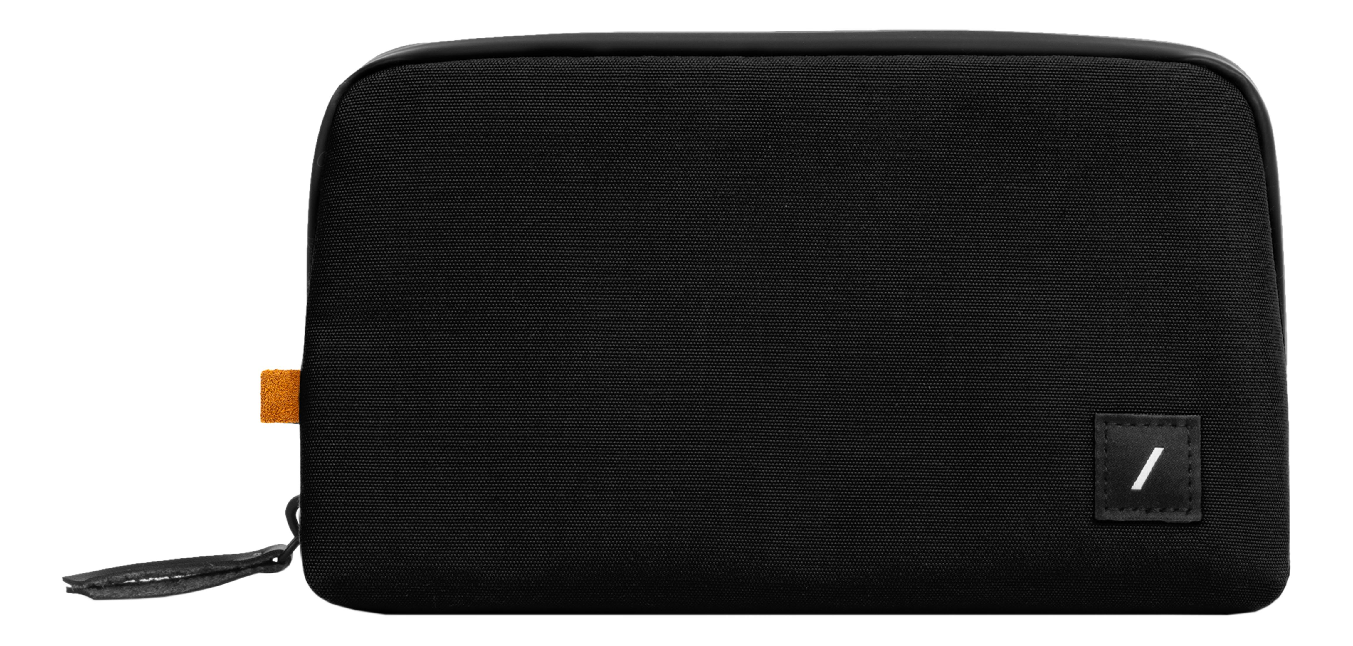 Schwarze Tasche mit orangefarbenem Anhänger und weißem Logo auf weißem Hintergrund.