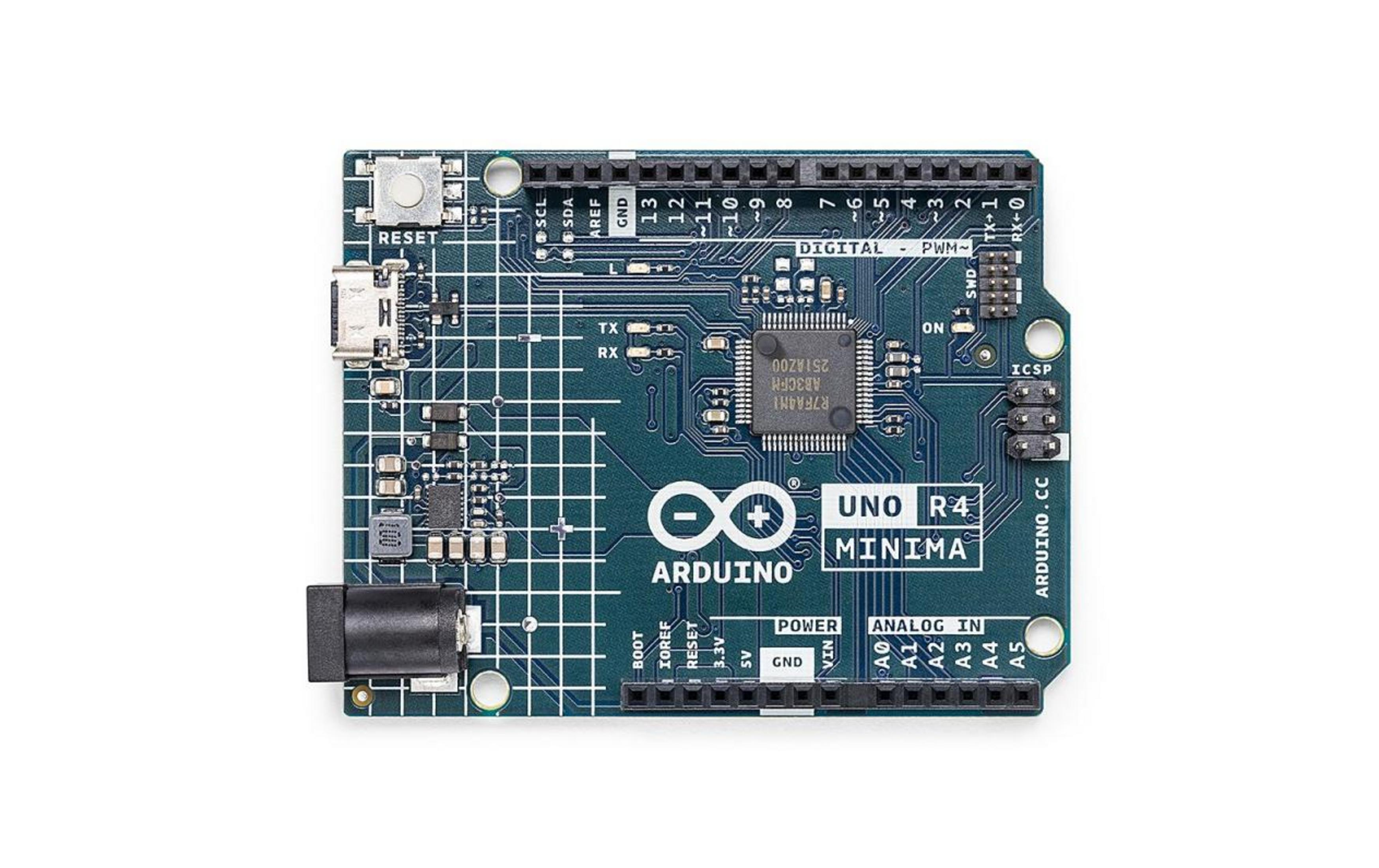 Una scheda Arduino Uno R4 Minima con microcontrollore, porta USB e pin su sfondo bianco.