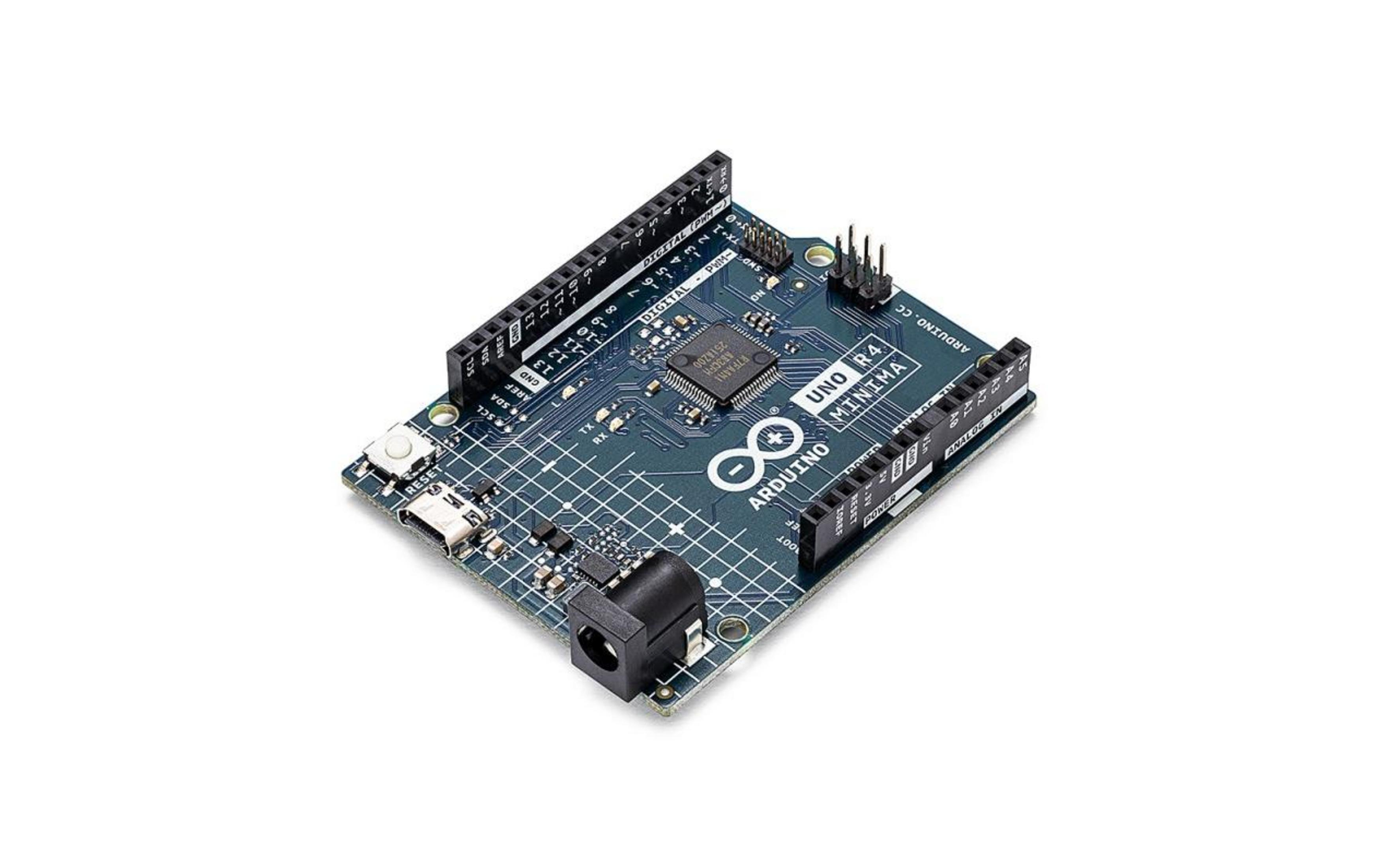 Una scheda Arduino Uno R4 Minima con porte, chip e pulsante di reset su sfondo bianco.