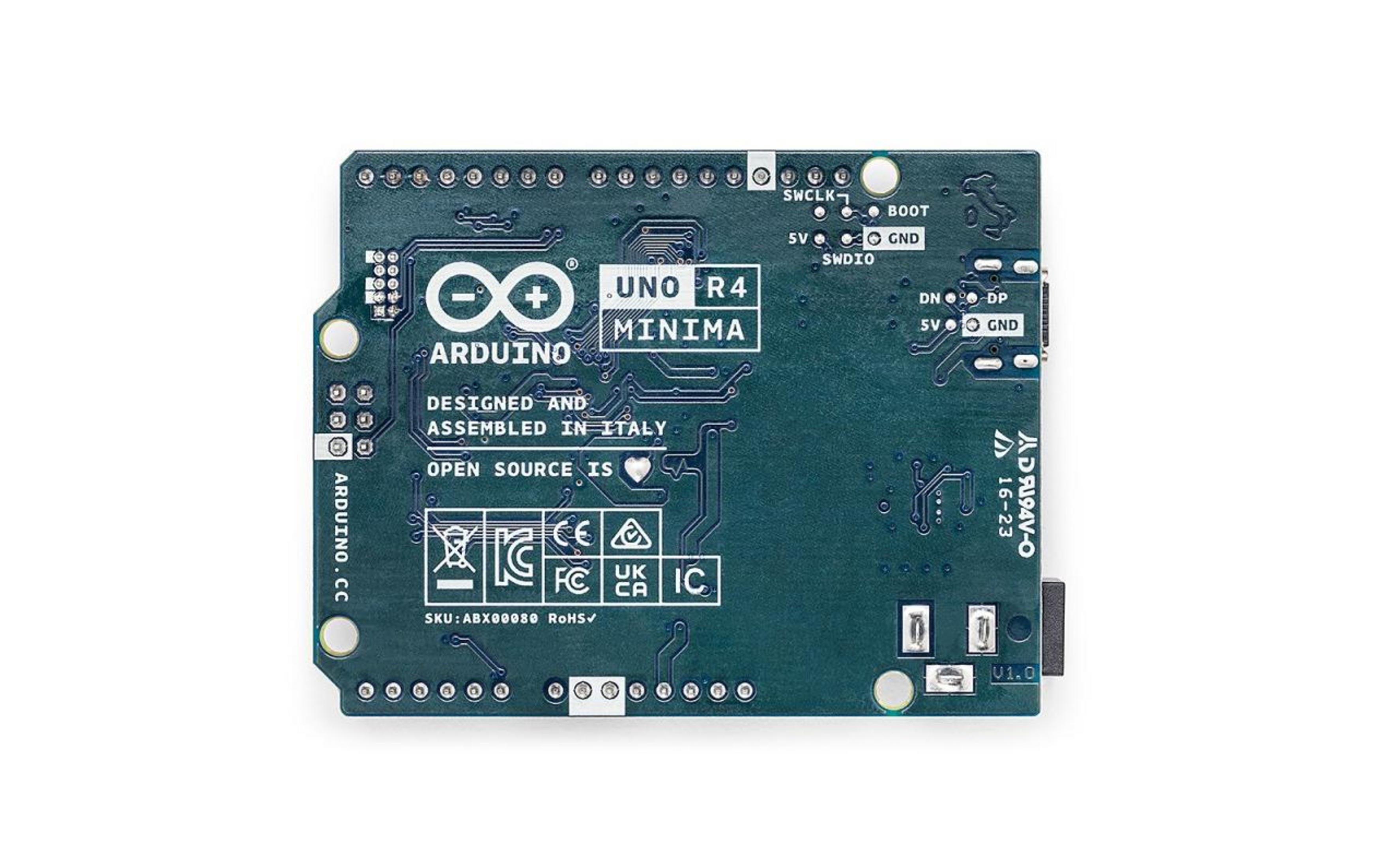 Vista dall'alto di una scheda Arduino UNO R4 Minima verde con testo e componenti.
