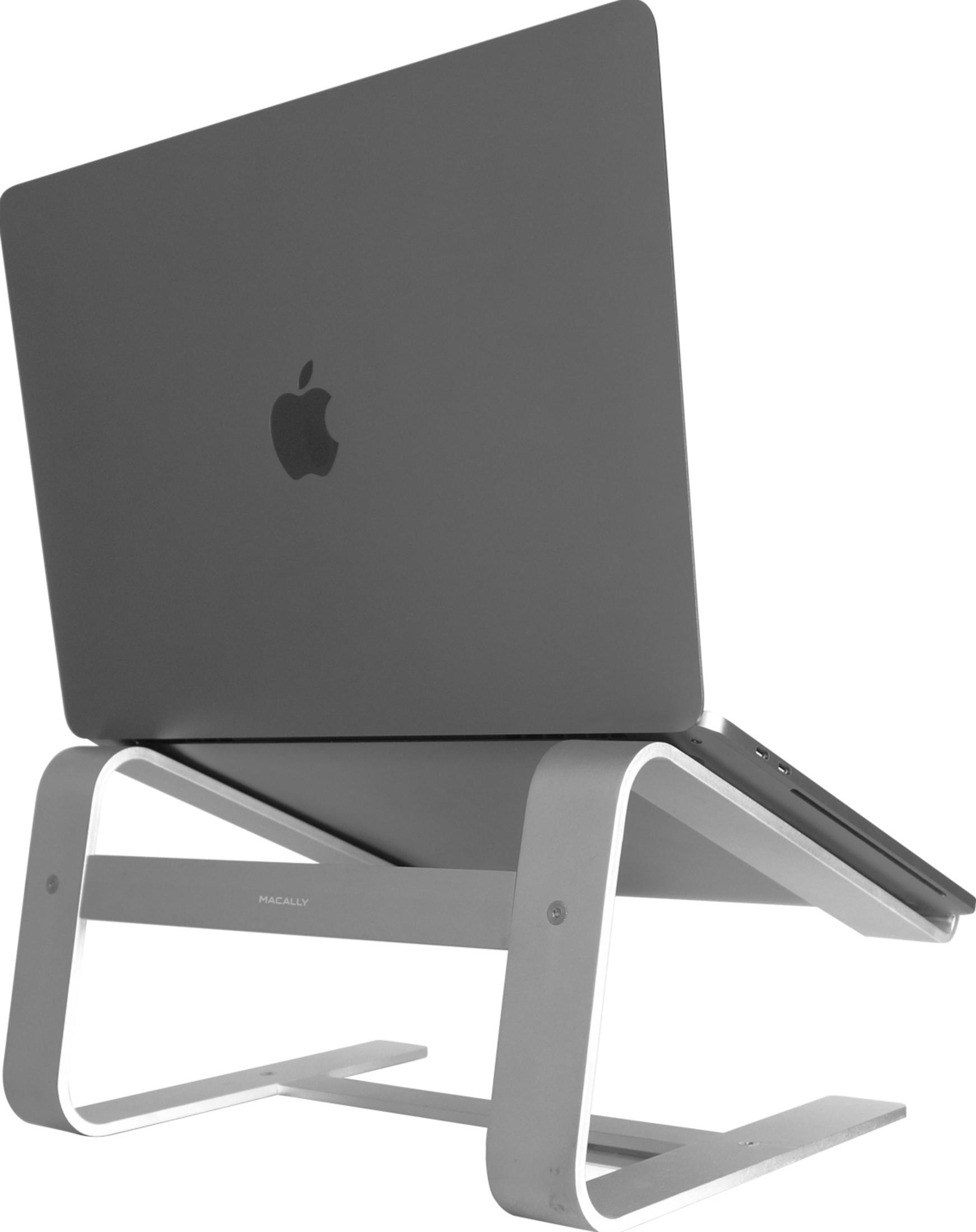 Un MacBook gris repose sur un support argenté. Le support a un design incurvé.