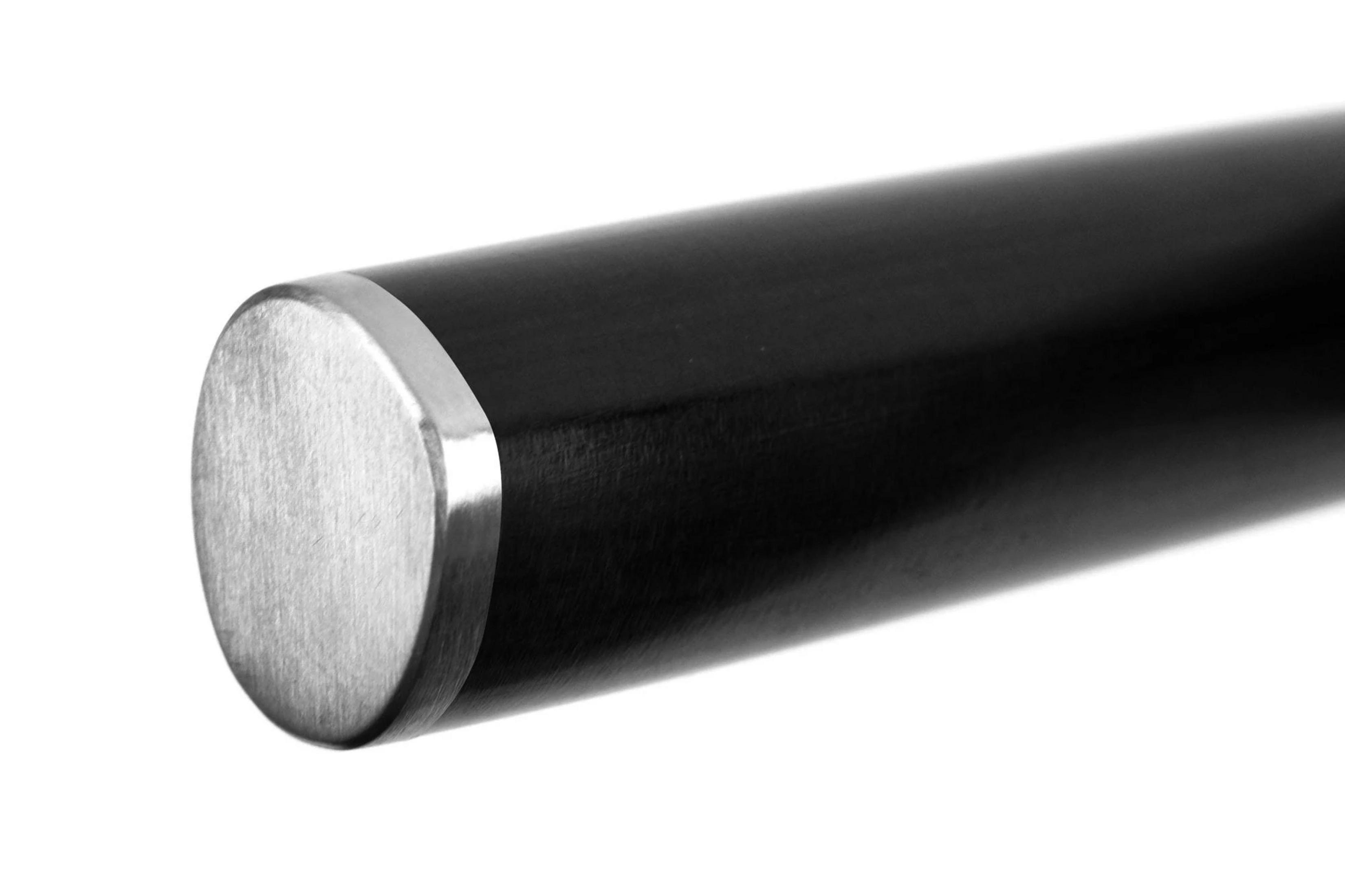Primer plano del mango negro de un cuchillo con tapa plateada.