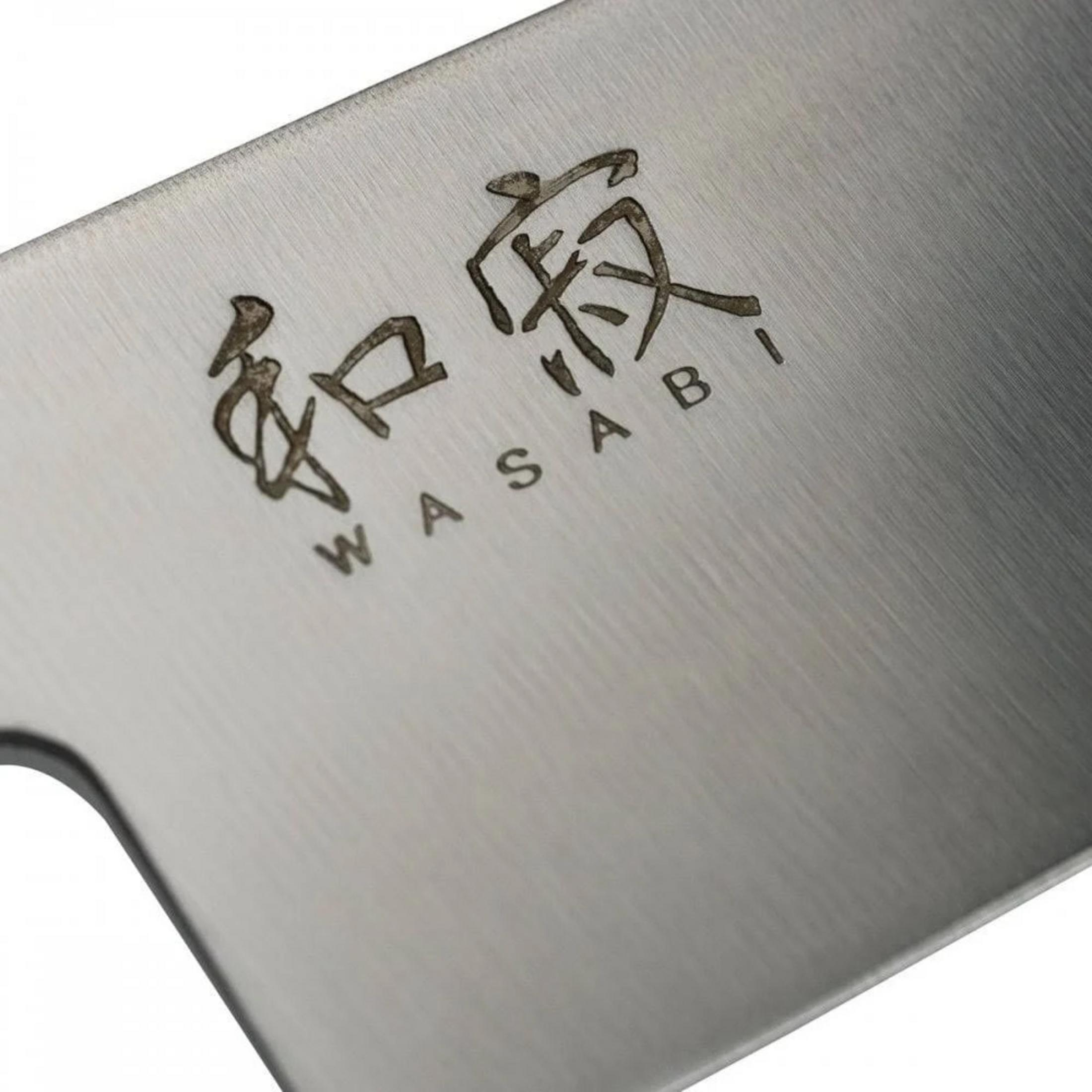 Nahaufnahme einer Messerklinge mit eingravierten japanischen Schriftzeichen und dem Wort Wasabi.
